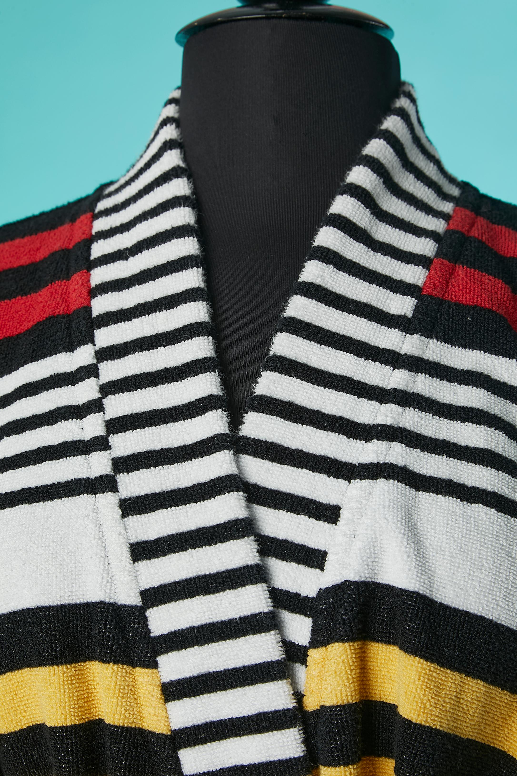 Bath Robe in cotton with stripes pattern. Belt and belt-loop. Pocket on both side.
SIZE L 