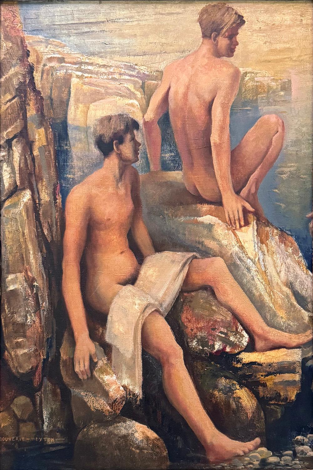 Este llamativo e inusual cuadro, bellamente compuesto con una rica paleta, representa a dos jóvenes británicos desnudos, sentados en un afloramiento rocoso durante un día de baño.  Cada una de ellas es esbelta y luce un corte de pelo a la moda, lo