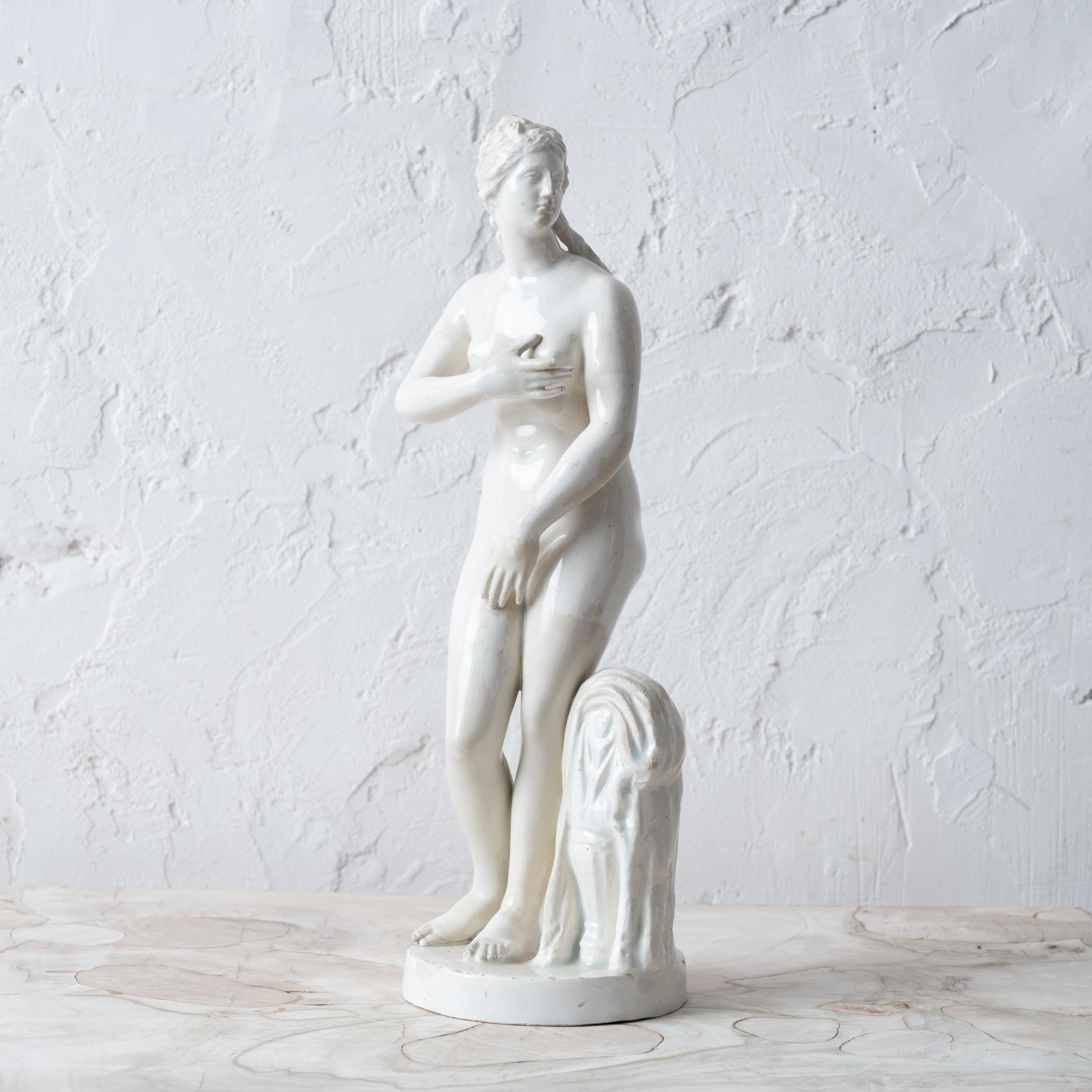 Statuetta di capodimonte che fa il bagno, XIX secolo.

4 ½ pollici di larghezza per 4 ½ pollici di profondità per 13 ¼ pollici di altezza

