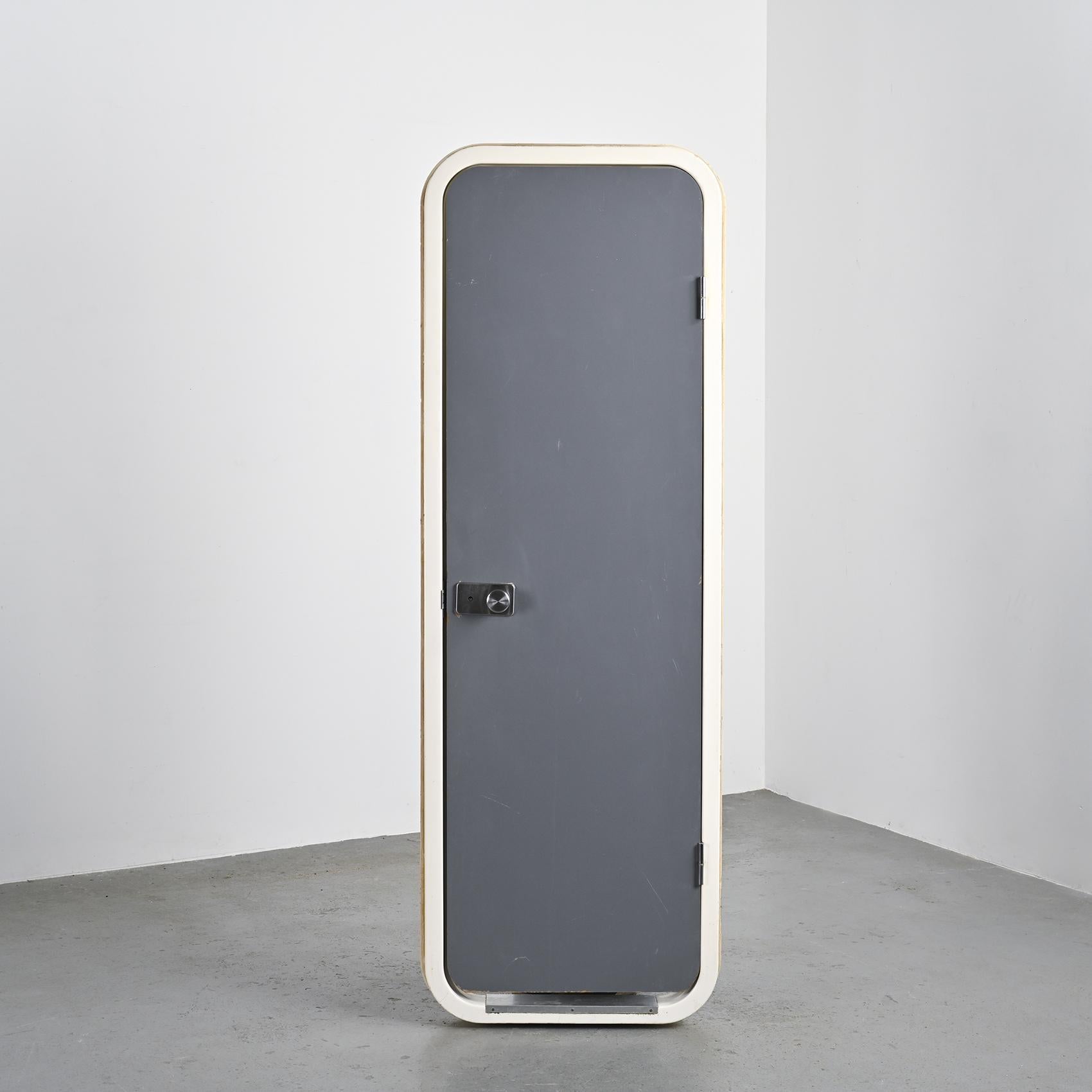 Puerta de fibra de vidrio del cuarto de baño de Charlotte Perriand, hacia 1980 Moderno de mediados de siglo en venta