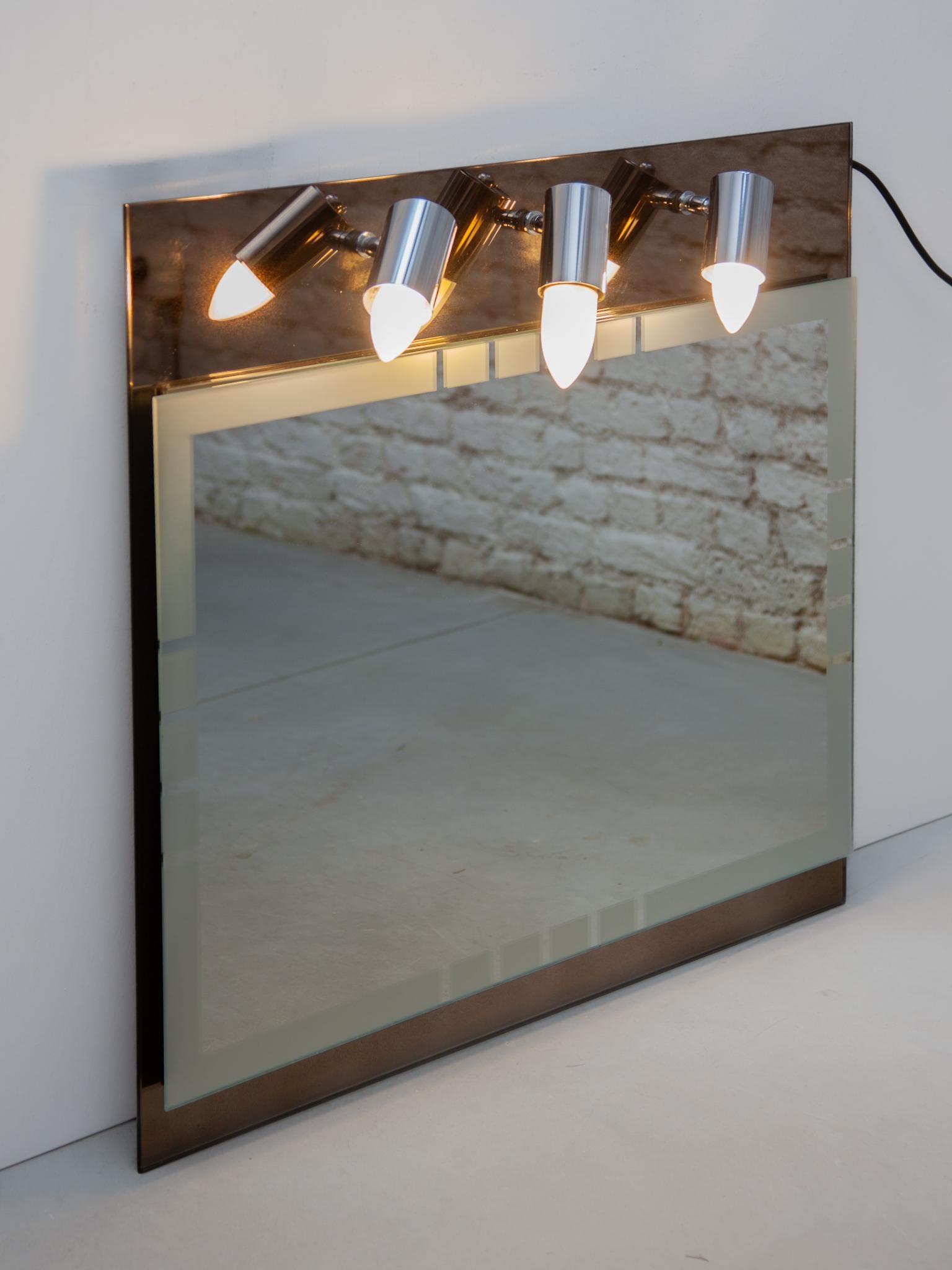 Bathroom Illuminated  Mirror from Isa, Italy, 1970s In Good Condition For Sale In Antwerp, BE