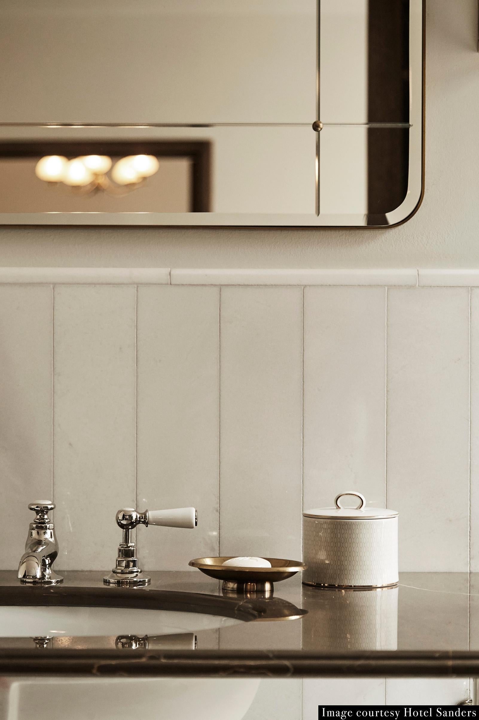 XXIe siècle et contemporain Miroir de salle de bain pour Sanders en verre taillé et laiton - Petit en vente