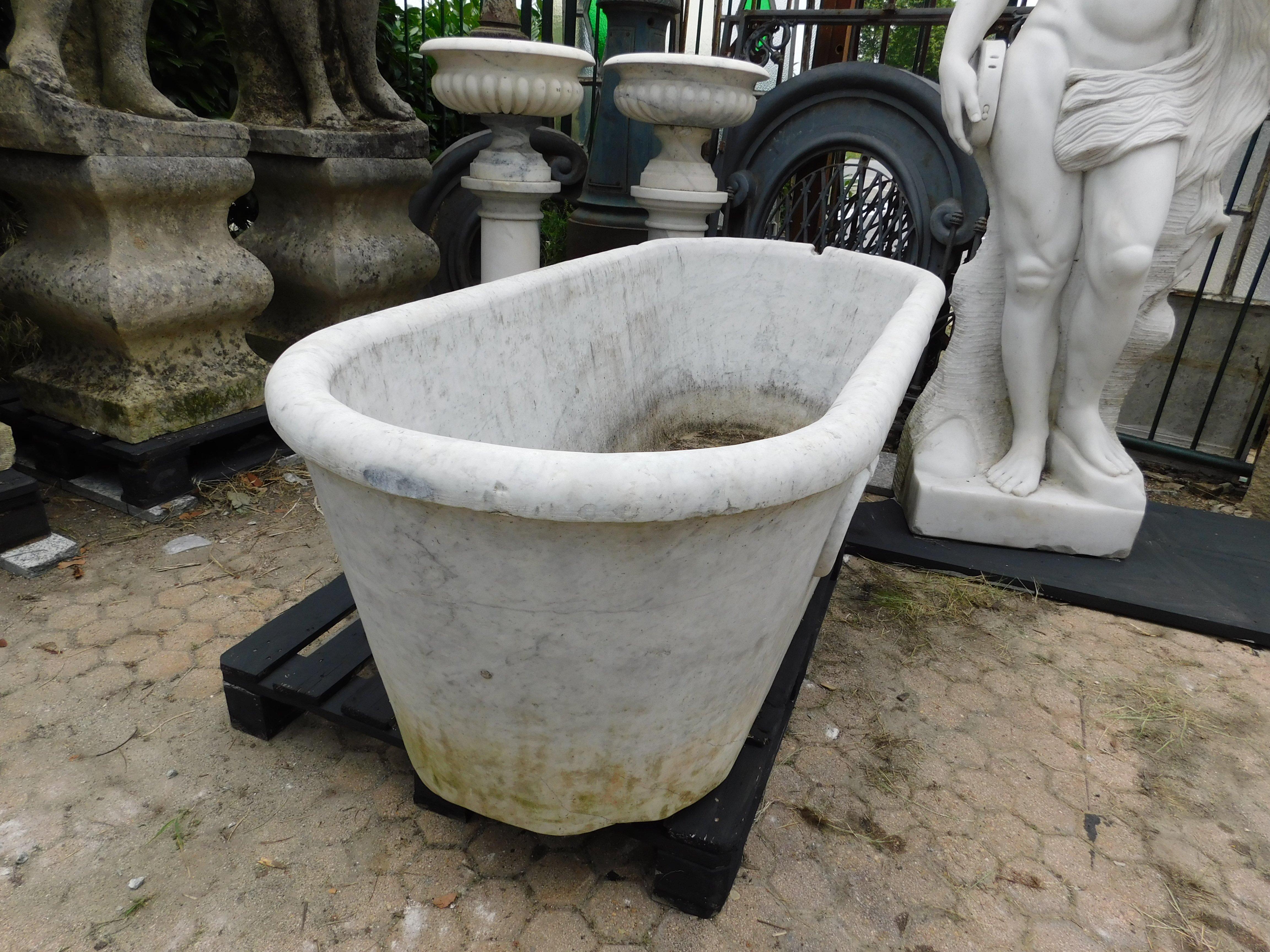 Bathtub in white Carrara marble, carved with handles, Italy For Sale 3