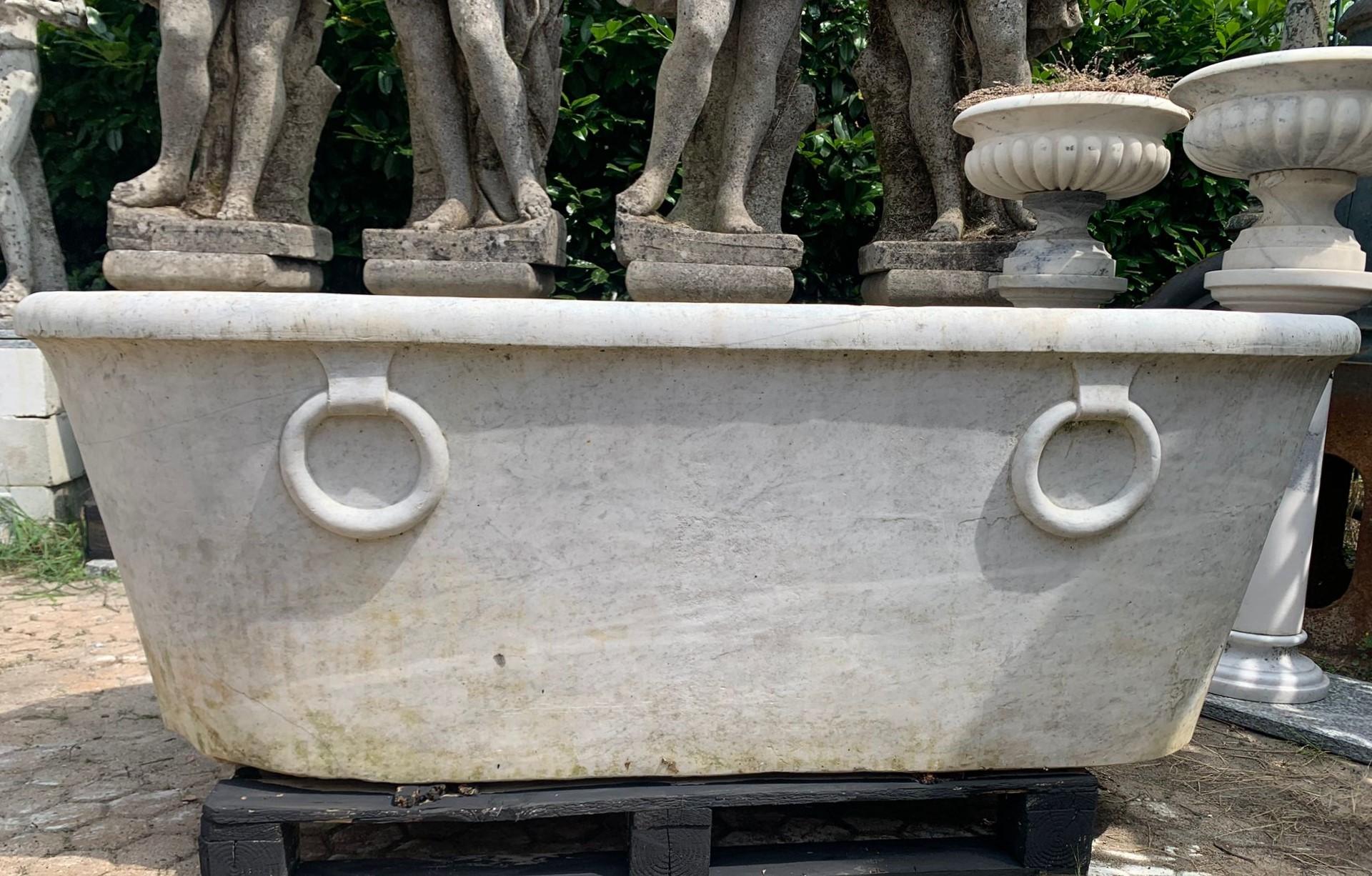Bathtub aus weißem Carrara-Marmor, geschnitzt mit Griffen, Italien im Angebot 5