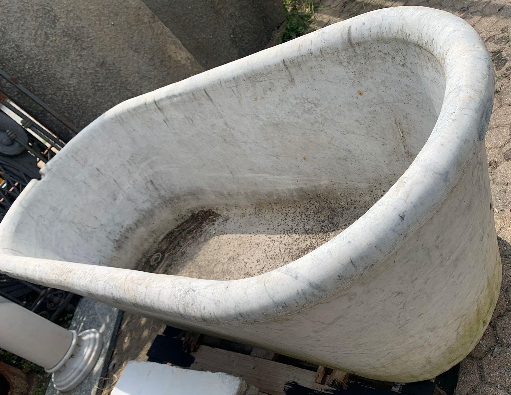 Bathtub in white Carrara marble, carved with handles, Italy For Sale 6
