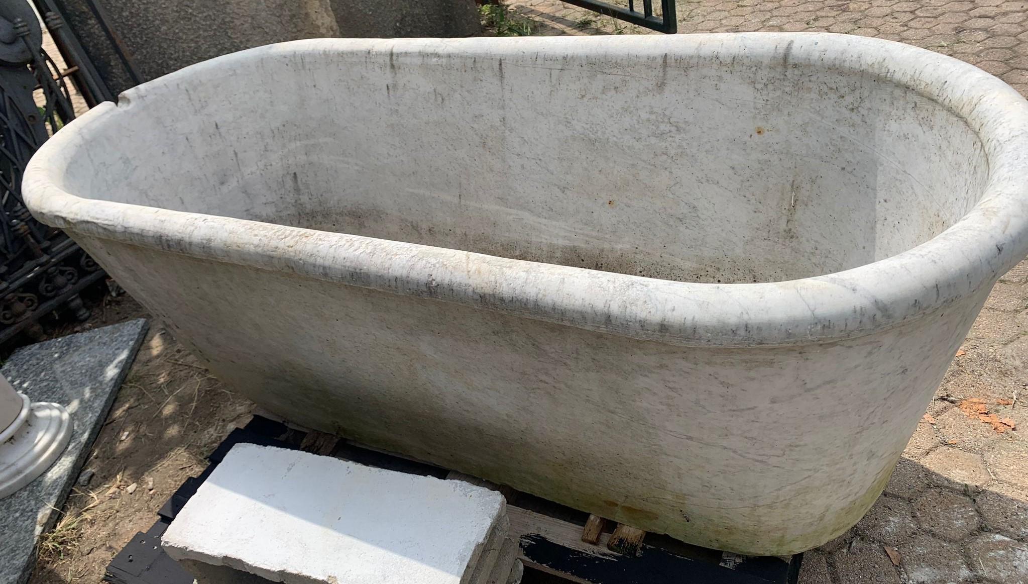 Bathtub in white Carrara marble, carved with handles, Italy For Sale 8
