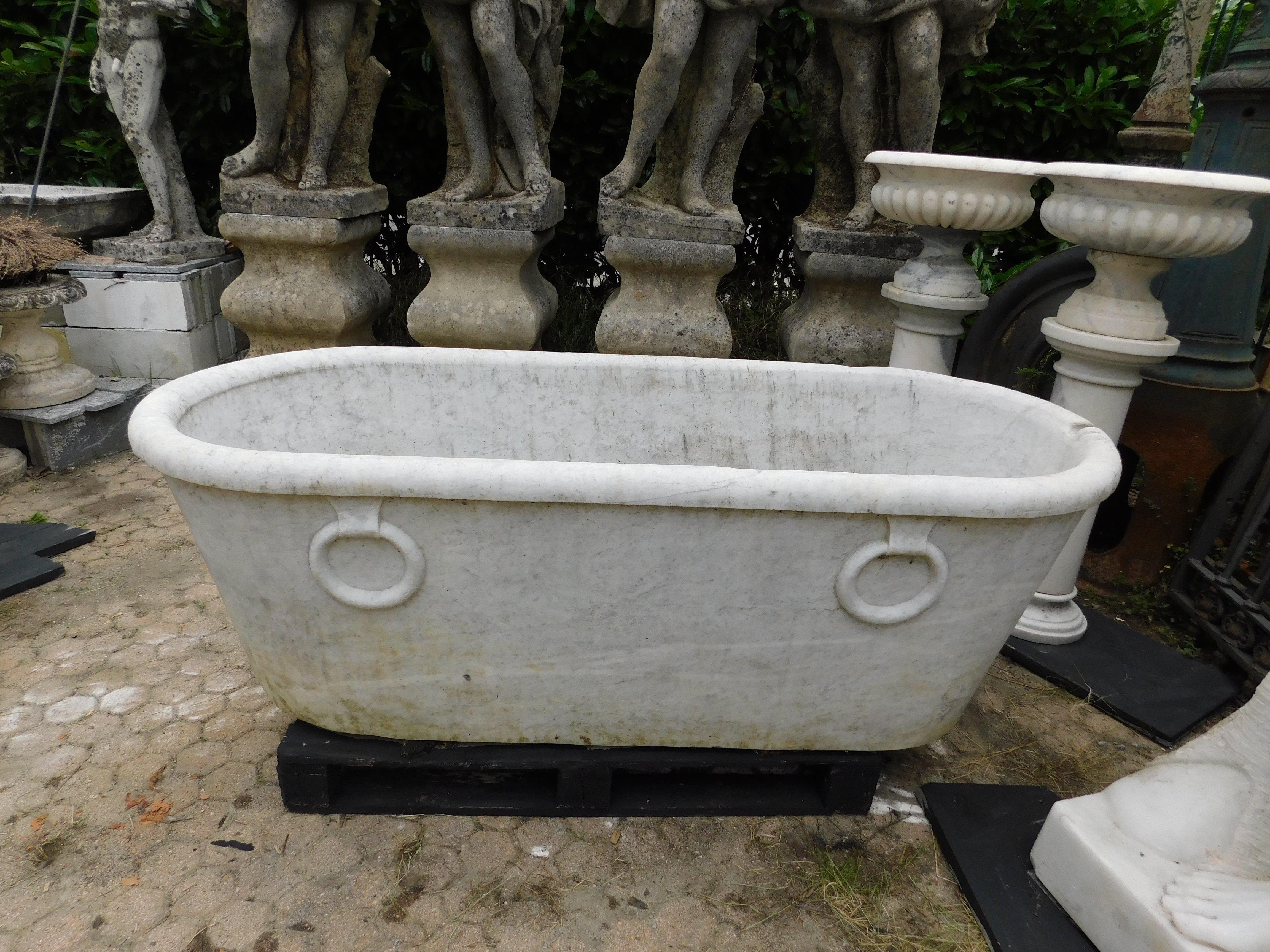 Ancient bathtub in white Carrara marble, carved with fake handles and oval shape, ashlar edge, suitable for both indoor and outdoor use and garden furniture, handmade in Italy in the 19th century, maximum size cm w 160 x H 55 X P 68
​