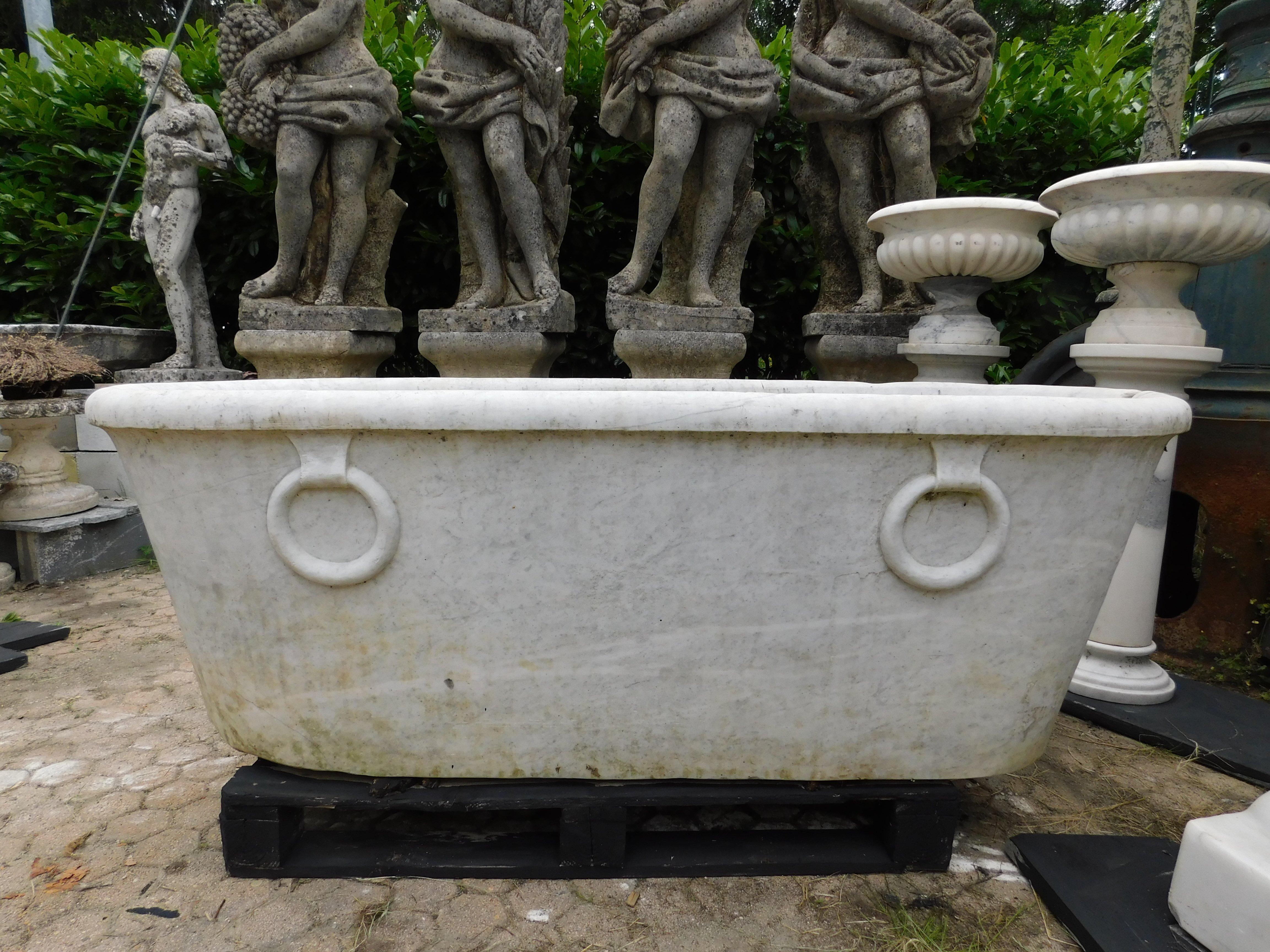 Italian Bathtub in white Carrara marble, carved with handles, Italy For Sale