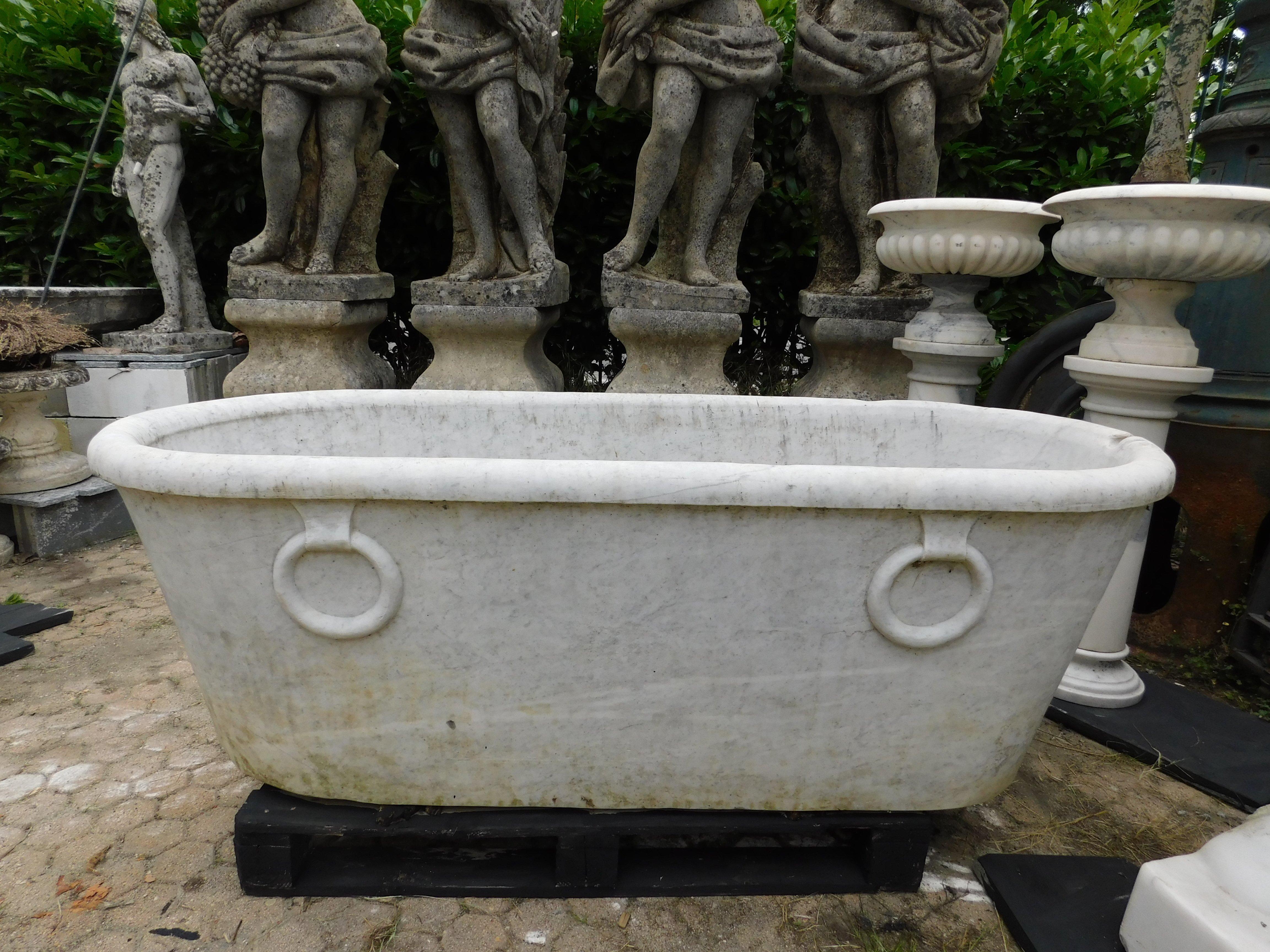 Hand-Carved Bathtub in white Carrara marble, carved with handles, Italy For Sale