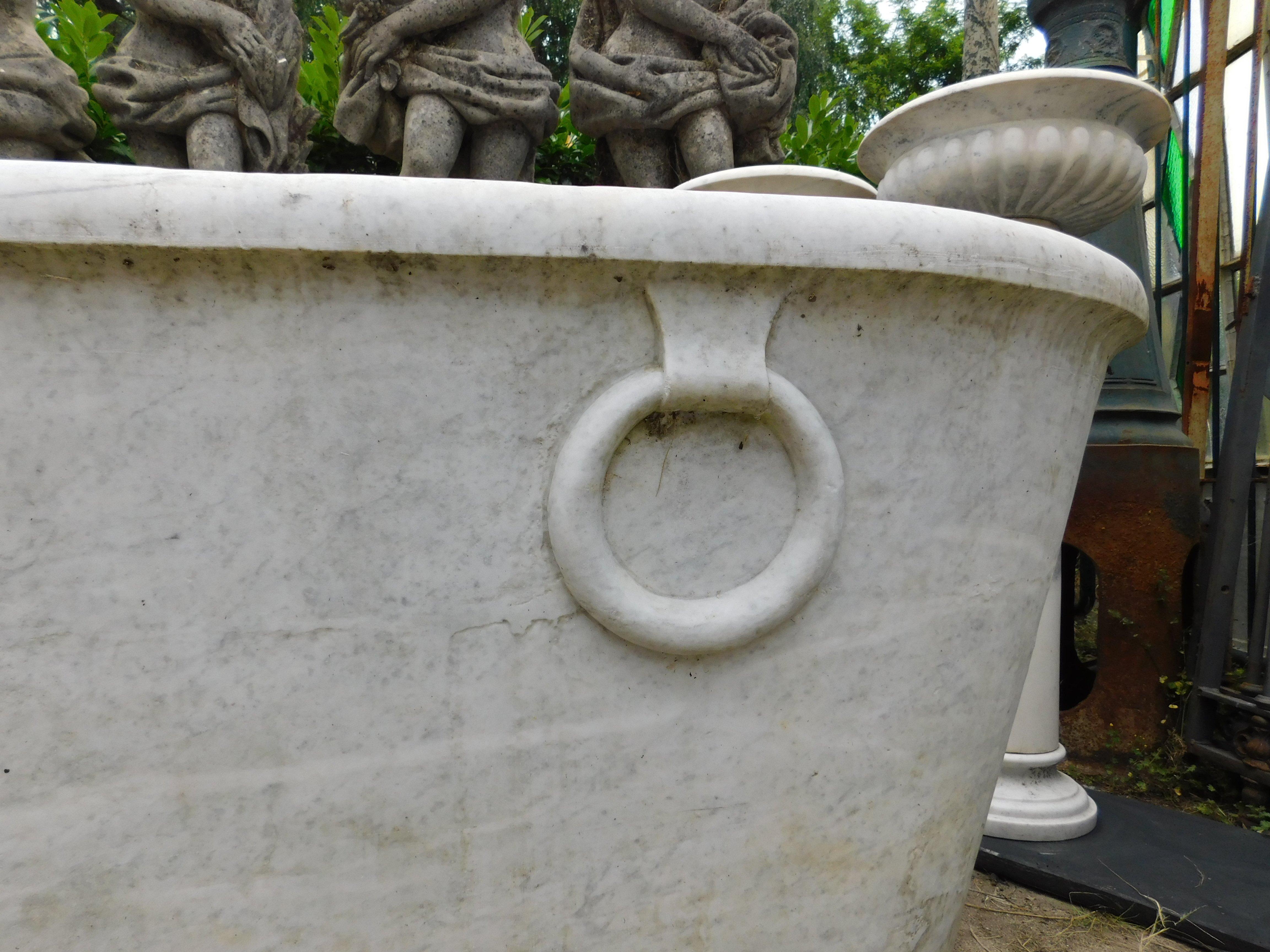 Bathtub in white Carrara marble, carved with handles, Italy In Good Condition For Sale In Cuneo, Italy (CN)
