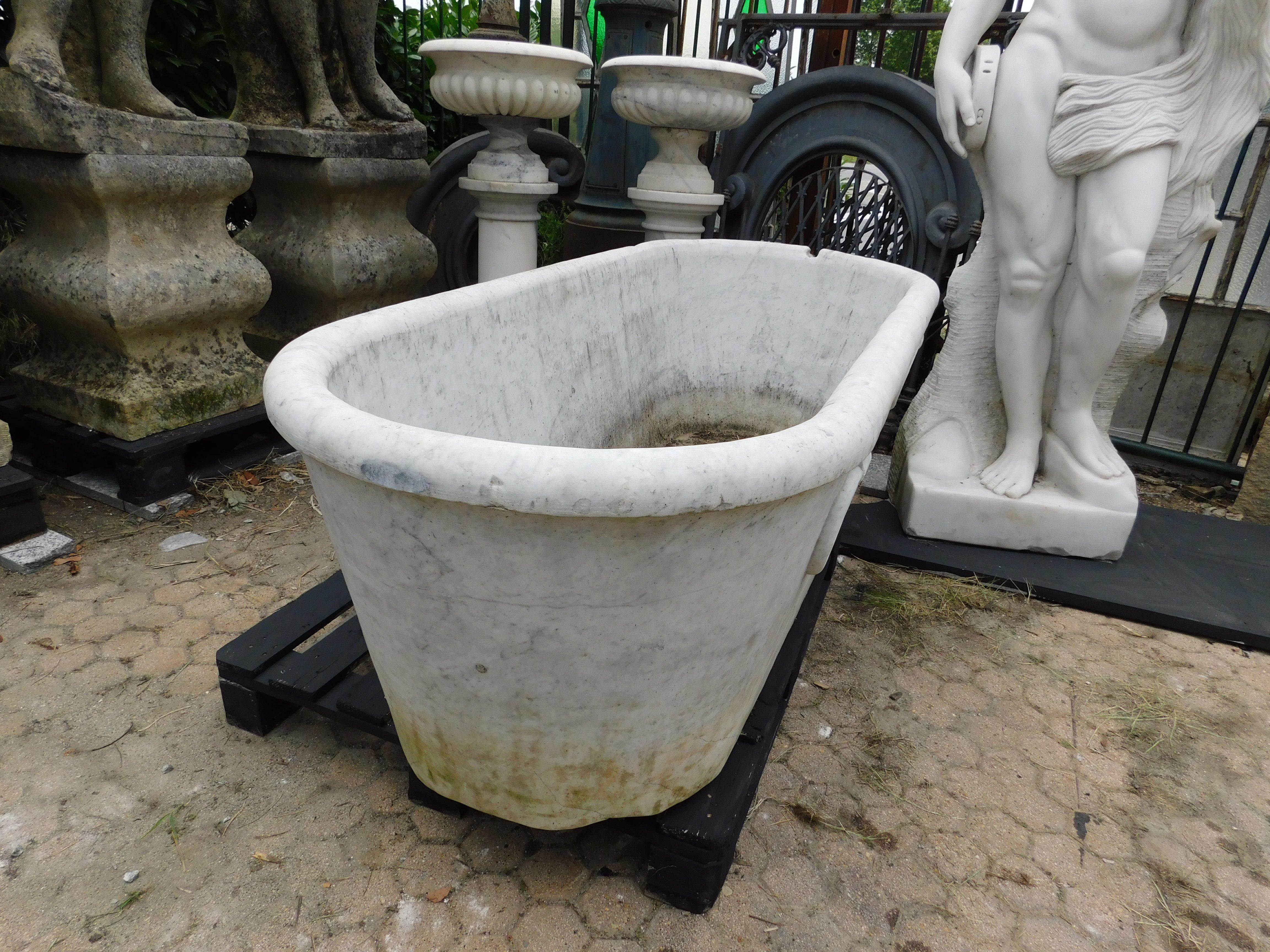 Bathtub in white Carrara marble, carved with handles, Italy For Sale 2