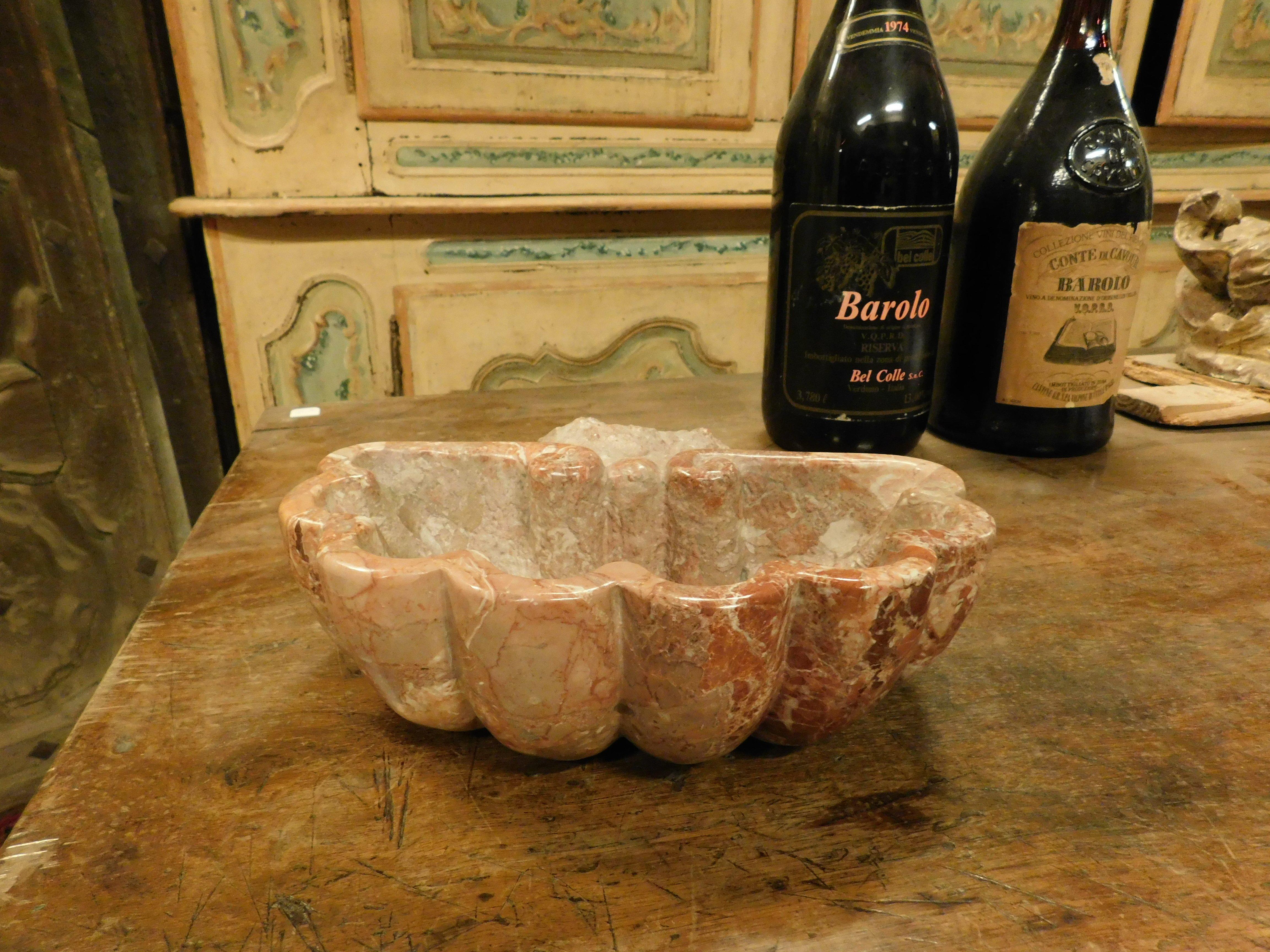 Ancient stoup in red Verona marble, shell-shaped, small basin, built in Italy in the 18th century for a village church, usable as a small tub or sink, both indoors and outdoors, graceful ancient and historical relic of fine marble, measures W 30 x H