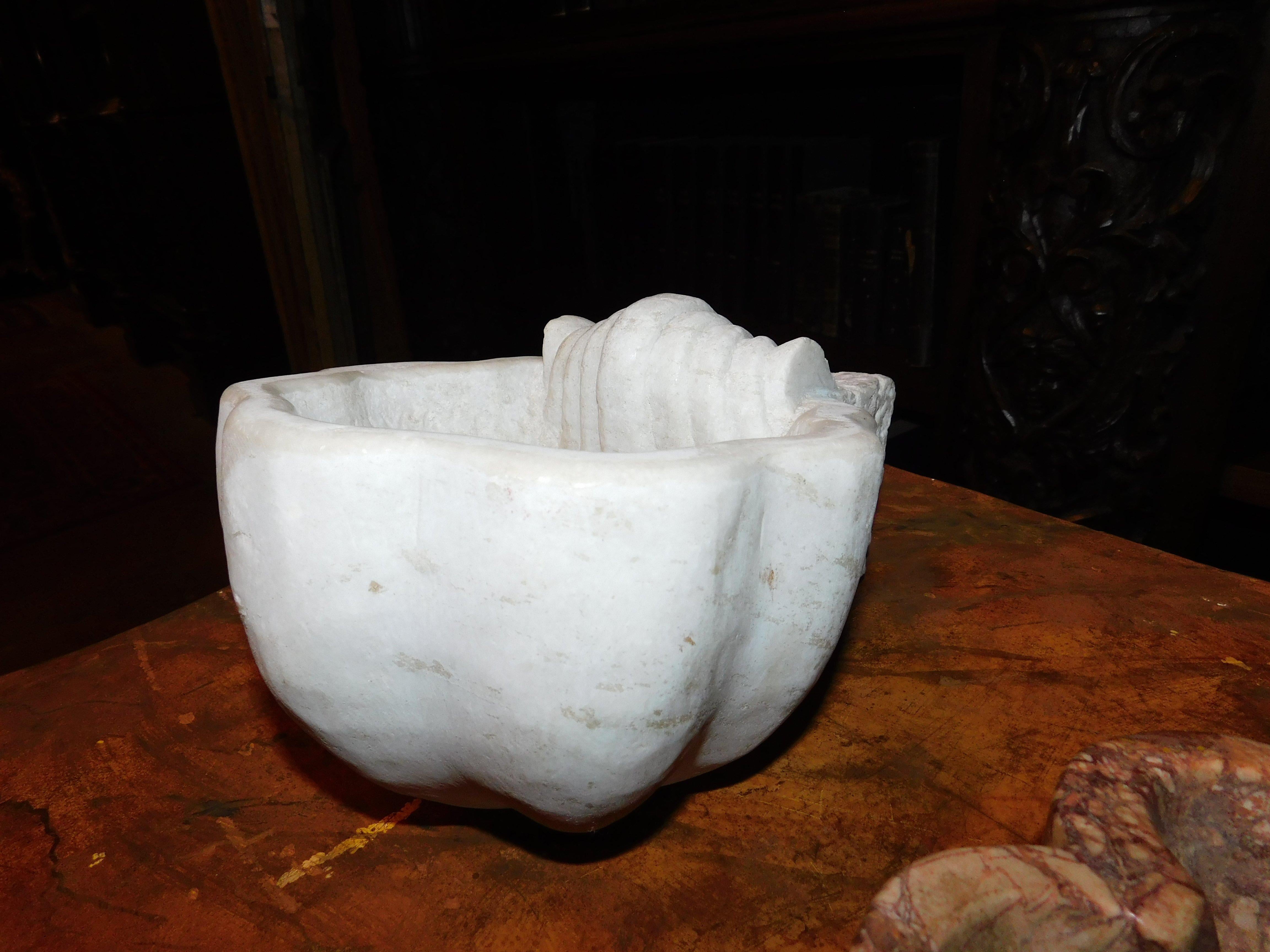18th Century and Earlier bathtub, sink, stoup in white Carrara marble shell-shaped, Italy For Sale