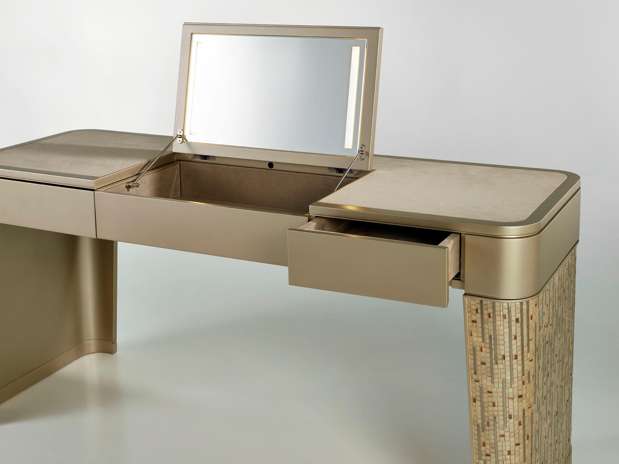 Italiano Batiful Vanity Unit Toeletta Desk Laccato, Gambe esterne in mosaico Tiny in vendita