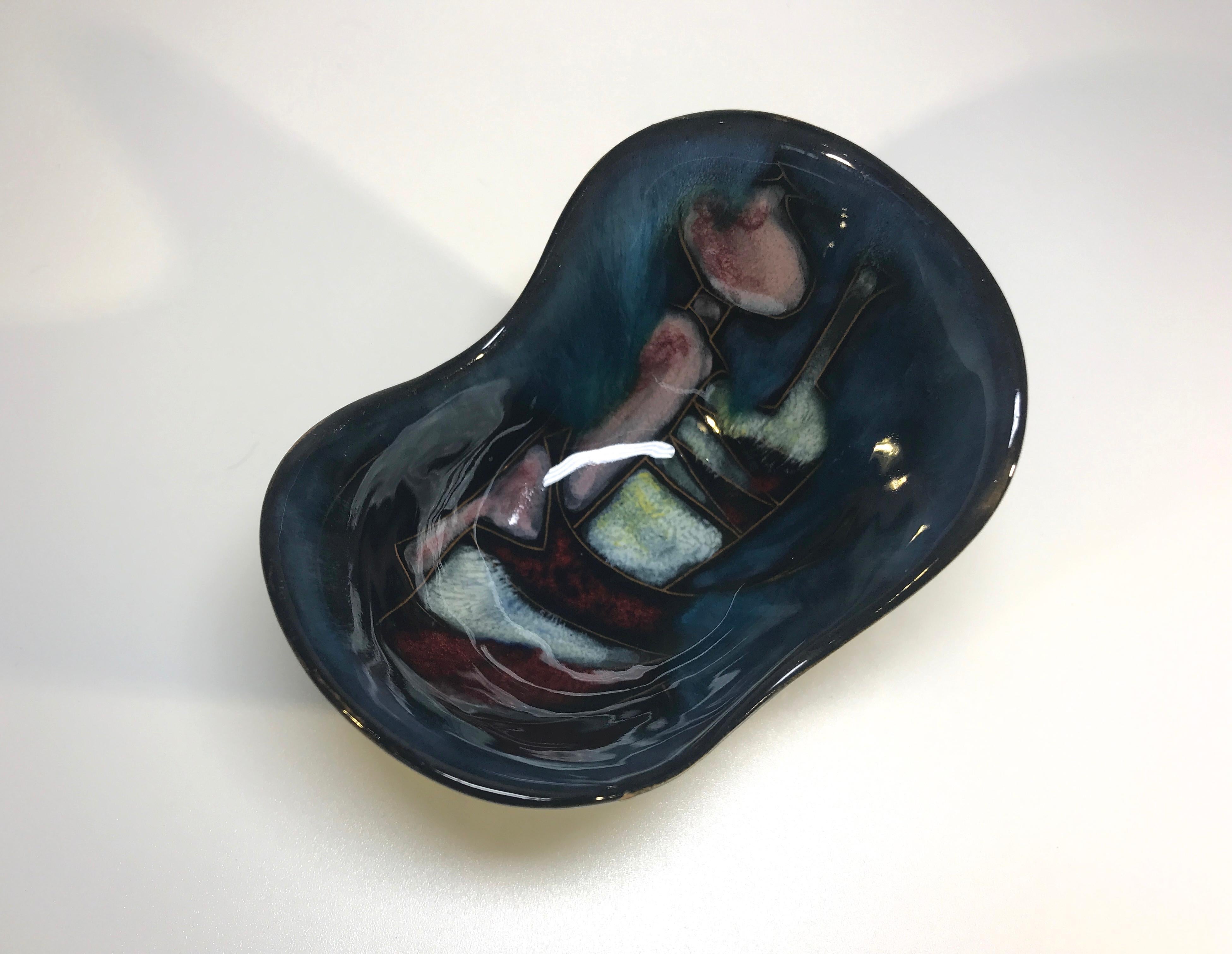 Artistic Batignani of Florence, ceramic hand painted, abstract miniature vide-poche
Superbly rich in color and glaze, a super little piece
Signed Batignani, Italy,
circa 1950s
Measures: Height 2 inch, width 2 inch, depth 3.5 inch
In excellent