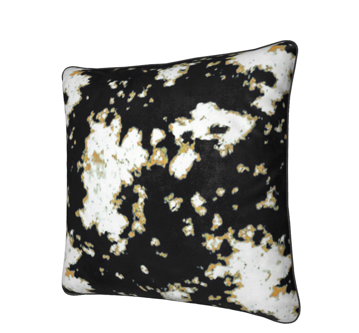 La casa è un luogo di comfort, un luogo di pace per la mente e per il corpo. Regala a entrambi il cuscino in velluto Batik Gold. Stampato in modo sostenibile e durevole su un caldo e morbido velluto, con un inserto in piuma d'anatra, è il cuscino