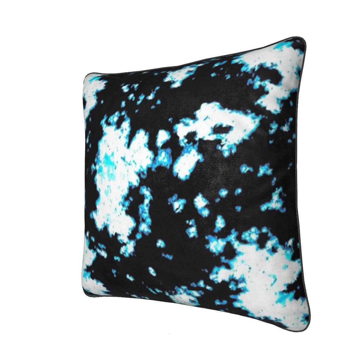 La casa è un luogo di comfort, un luogo di pace per la mente e per il corpo. Regala a entrambi un cuscino in velluto Batik Indigo. Stampato in modo sostenibile e durevole su un caldo e morbido velluto, con un inserto in piuma d'anatra, è il cuscino