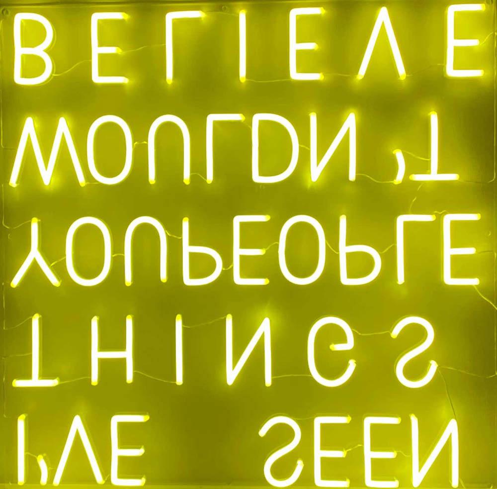 FAITH (Neonkunstwerk) 

 von BATIK

BATIK ist ein zunehmend gesuchter Pop-Künstler, der in London lebt und arbeitet. Der Künstler hält sich absichtlich bedeckt, da seine wahre Identität, sein Geschlecht und sein Alter nicht bekannt sind.

Er zieht