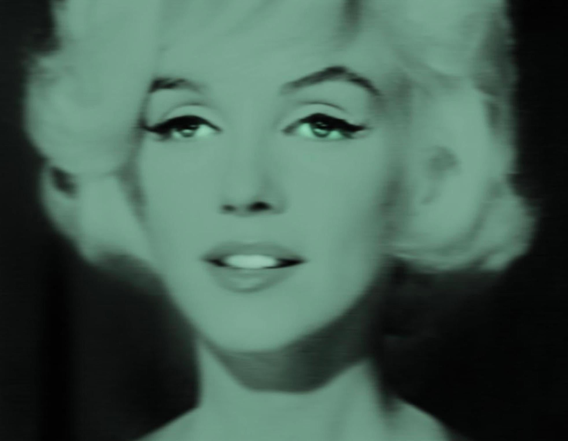 Smaragdgrüne Marilyn

von BATIK

BATIK ist ein zunehmend gesuchter Pop-Künstler, der in London lebt und arbeitet. Der Künstler hält sich absichtlich bedeckt, da seine wahre Identität, sein Geschlecht und sein Alter nicht bekannt sind.

Er zieht es