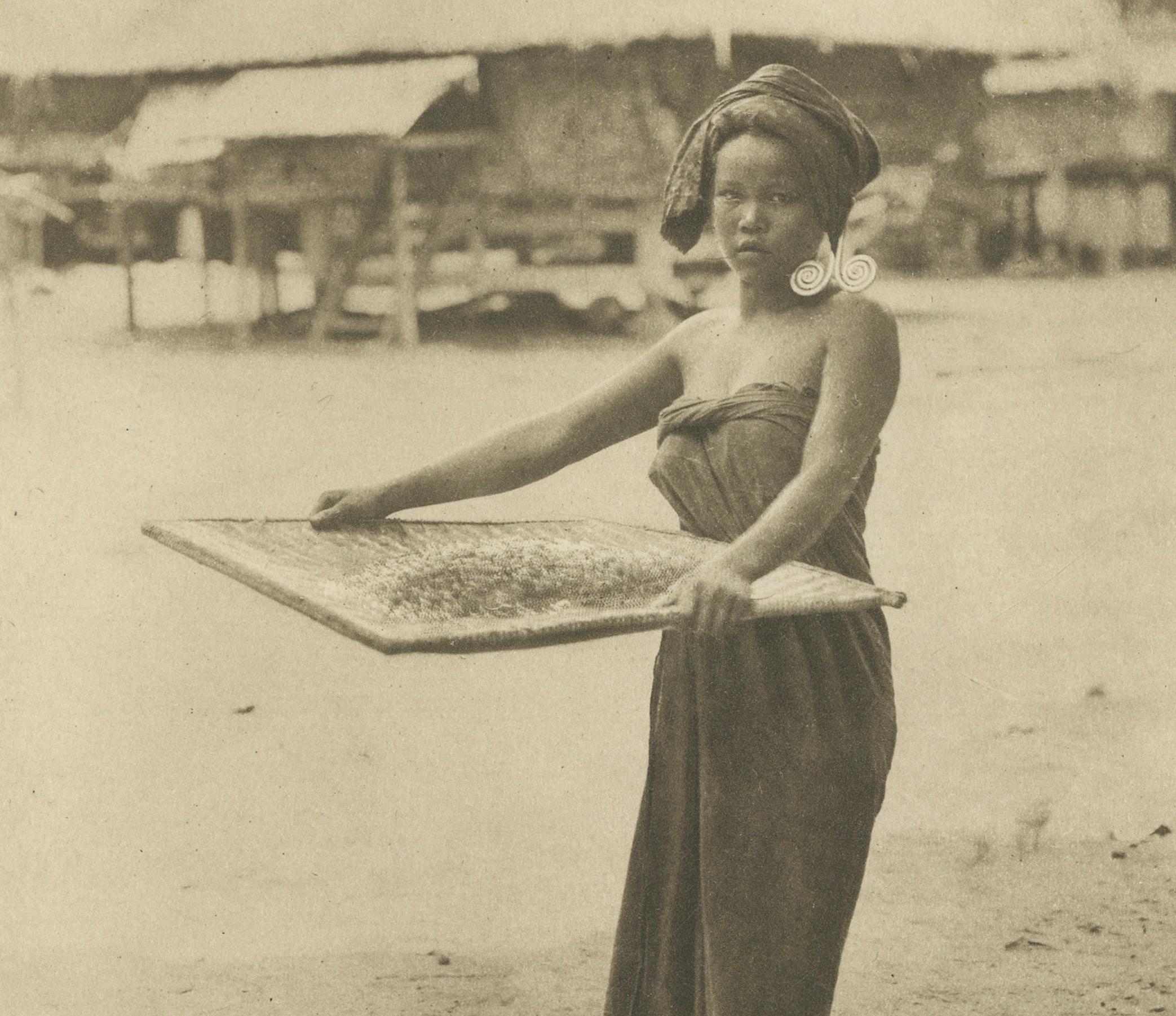 Batik, Reis sieben & Frauen bei der Arbeit - Antike Photogravüre von Batak People 1900 (Niederländisch) im Angebot
