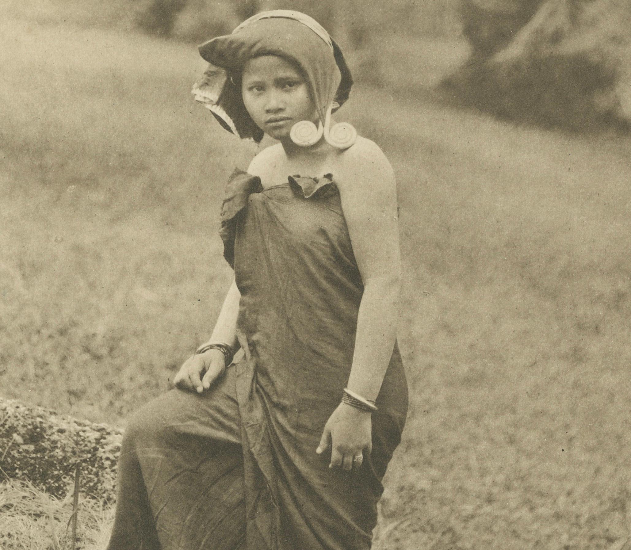 Batik, Reis sieben & Frauen bei der Arbeit - Antike Photogravüre von Batak People 1900 im Zustand „Gut“ im Angebot in Langweer, NL