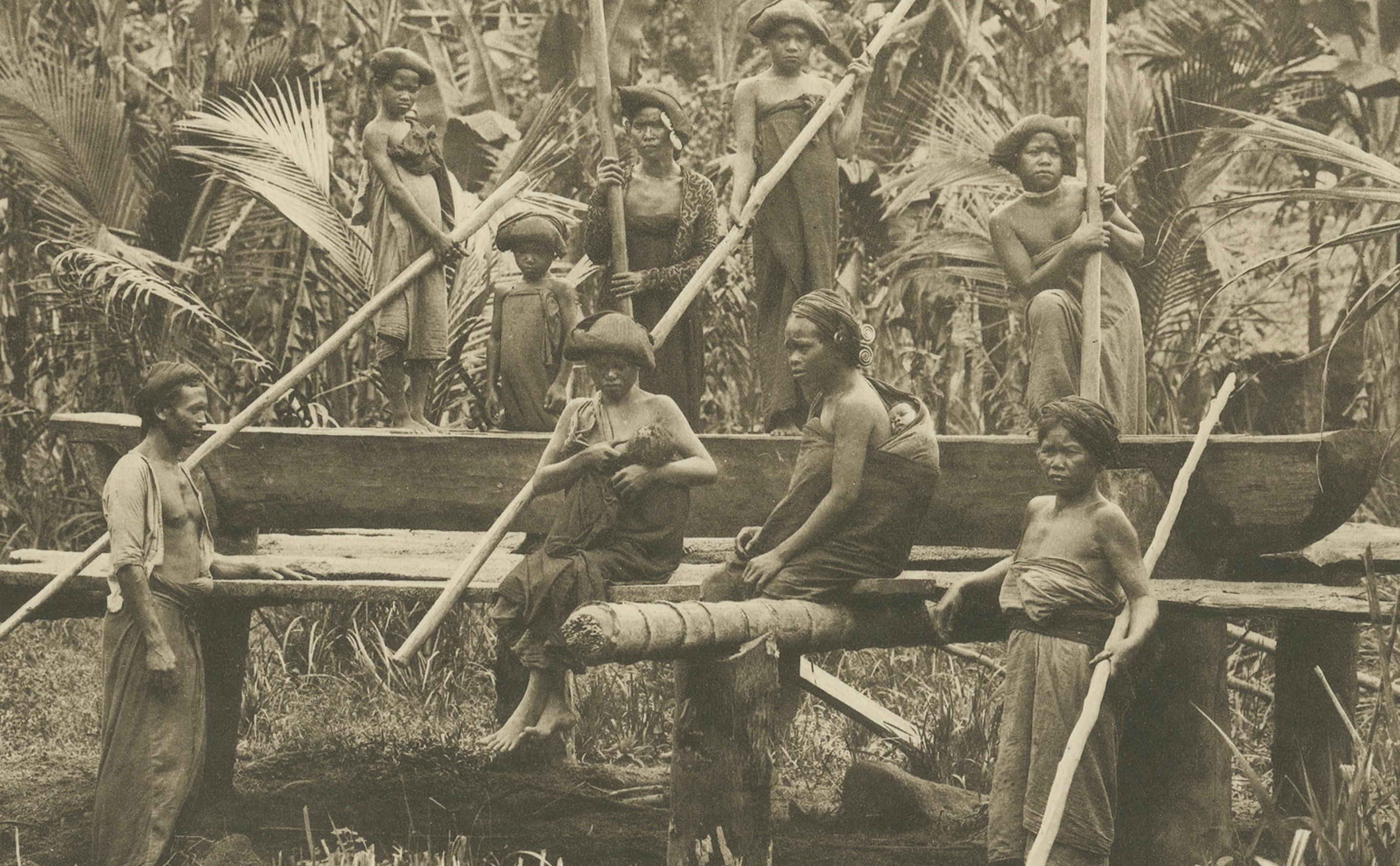 Batik, Reis sieben & Frauen bei der Arbeit - Antike Photogravüre von Batak People 1900 (20. Jahrhundert) im Angebot
