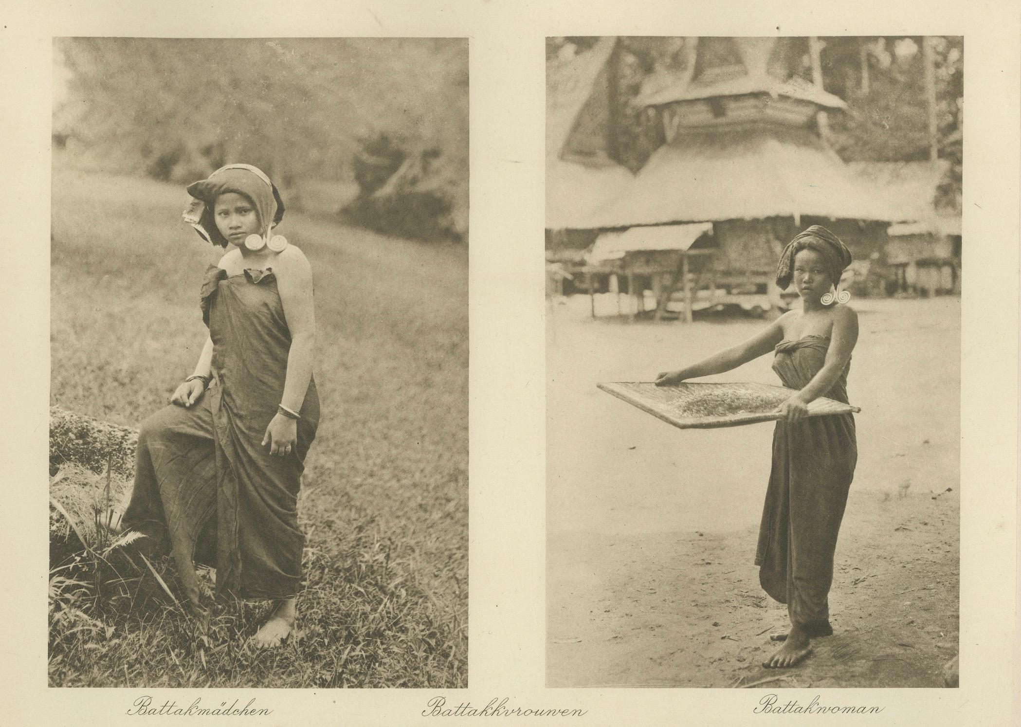 Batik, Reis sieben & Frauen bei der Arbeit - Antike Photogravüre von Batak People 1900 im Angebot 1