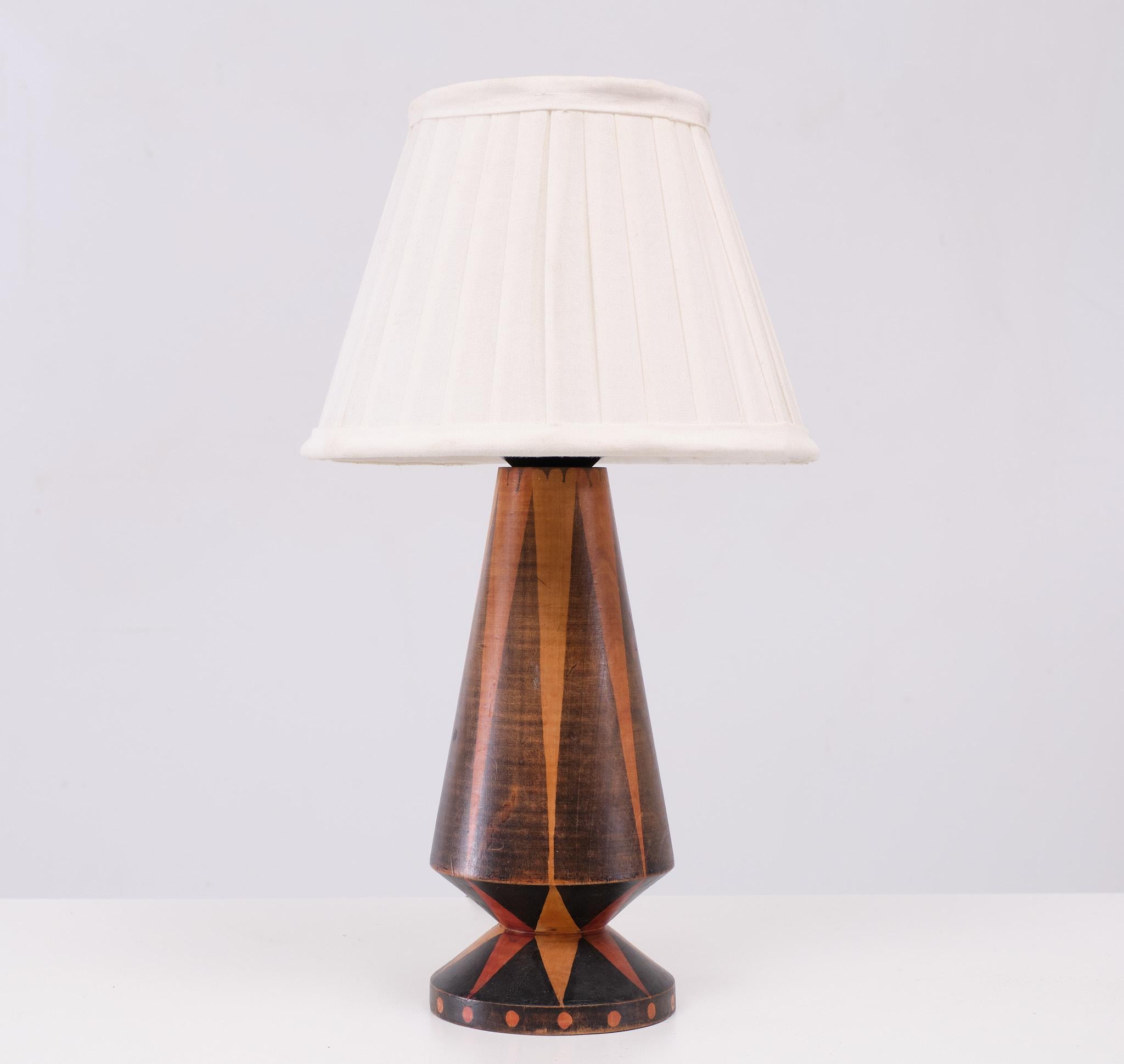  Pied de lampe en bois, H Steinpatz et Louis Bogtman
Pied de lampe en bois batiké 1925 Amsterdamse School Holland 