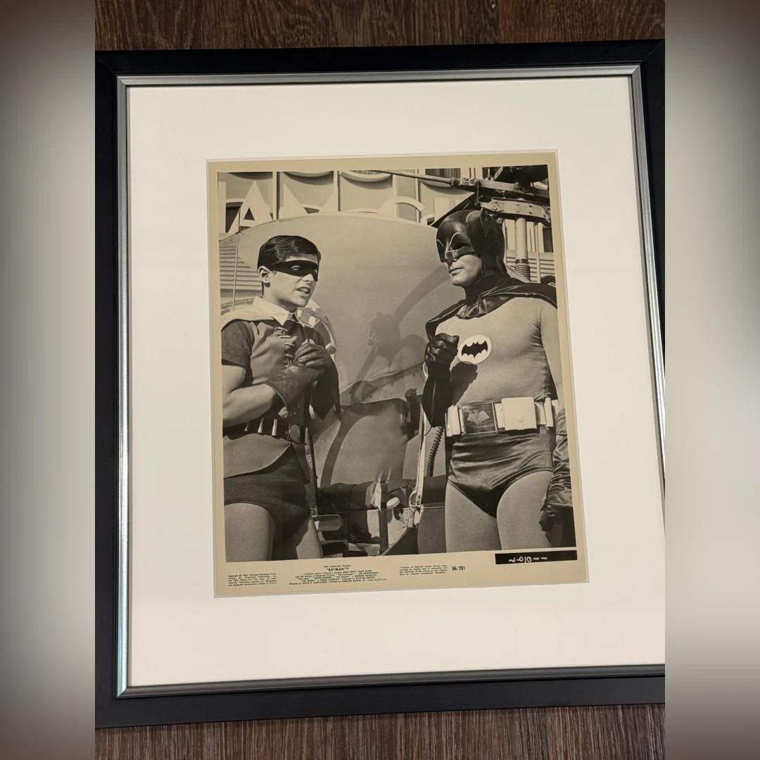 Batman (1966) - FRAMED
Photo fixe (8 X 10 pouces)

Original 1966 20th Century Fox Production/Publicity Still #110/97.

Une fantastique photo originale de Batman, avec Adam West dans le rôle de Batman et Burt Ward dans celui de Robin, dans leurs