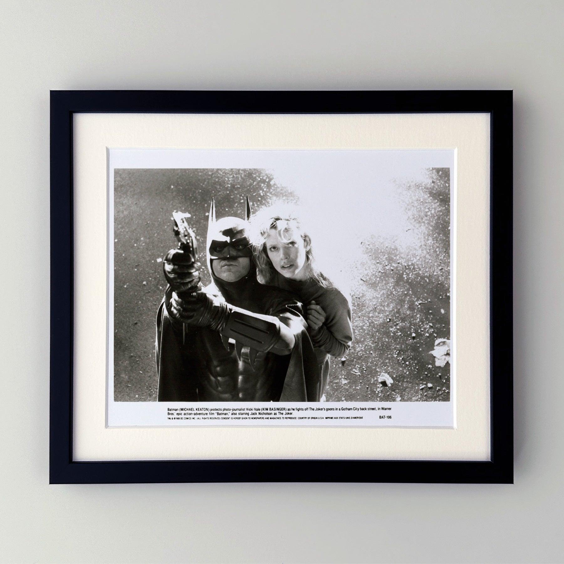  Photo publicitaire originale de 8x10 inches pour le film Batman de Tim Burton (1989) avec Michael Keaton et Kim Basinger. 

Les photos de publicité (film/production) ont été créées pour aider les studios à promouvoir leurs nouveaux films. Les