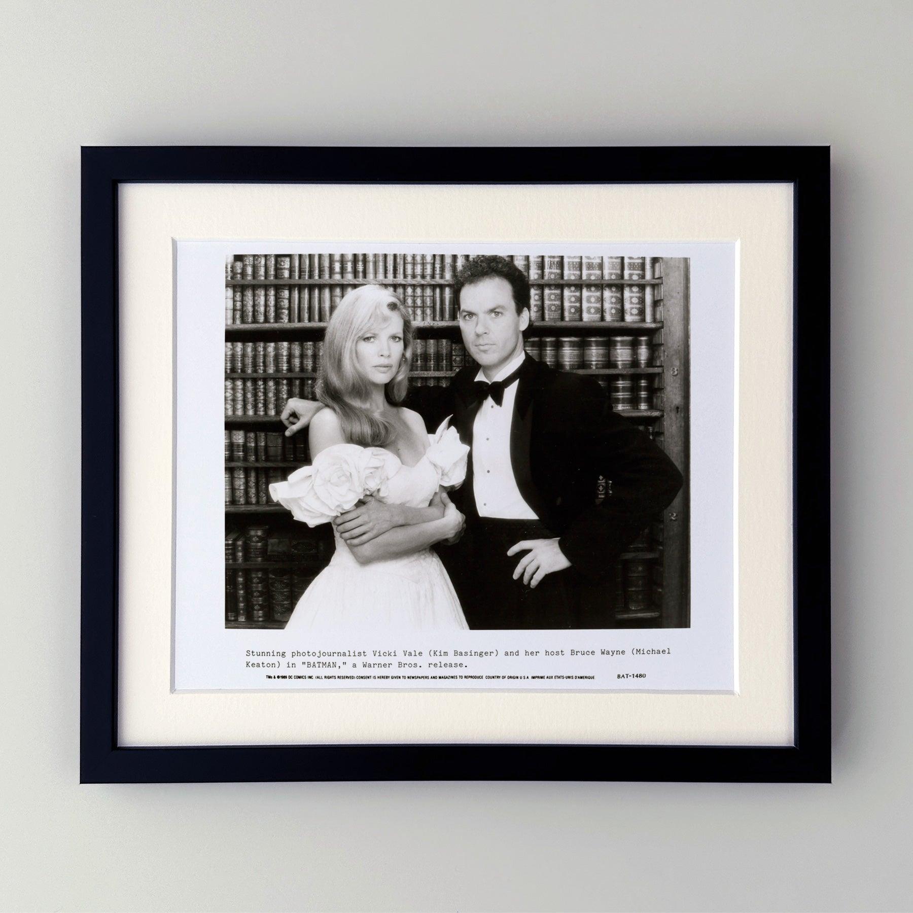  Photo publicitaire originale de 8x10 inches pour le film Batman de Tim Burton (1989) avec Michael Keaton et Kim Basinger. 

Les photos de publicité (film/production) ont été créées pour aider les studios à promouvoir leurs nouveaux films. Les