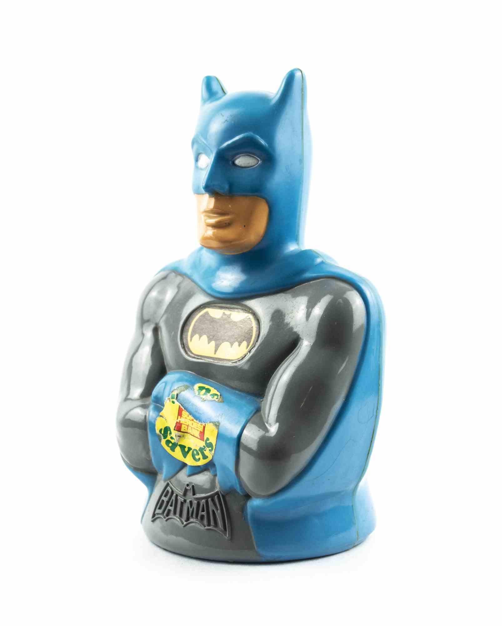 Der Batman-Geldsparer ist ein originelles Dekorationsobjekt aus den 1970er Jahren.

Dieses einzigartige Objekt ist ein Vintage-Geldsparer in Form des Superhelden Batman, der in den USA hergestellt wurde.

Originaletikett (nicht in gutem Zustand)