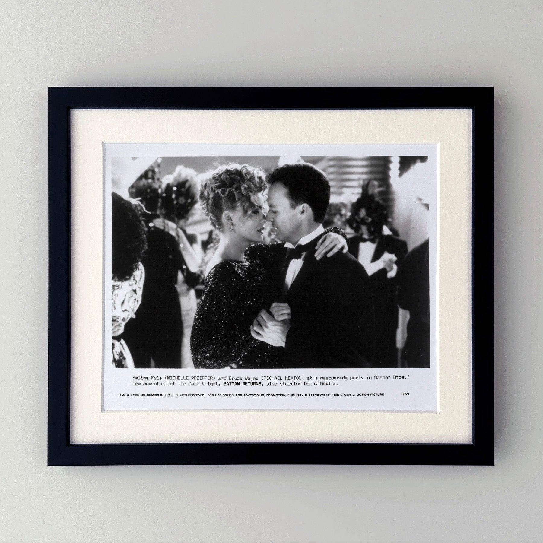 Original 8x10 Zoll Publicity Film Still für Batman Returns (1992) mit Michael Keaton, Danny DeVito und Michelle Pfeiffer in den Hauptrollen und unter der Regie von Tim Butron.

Werbefotos (Film/Produktion) wurden erstellt, um die Studios bei der