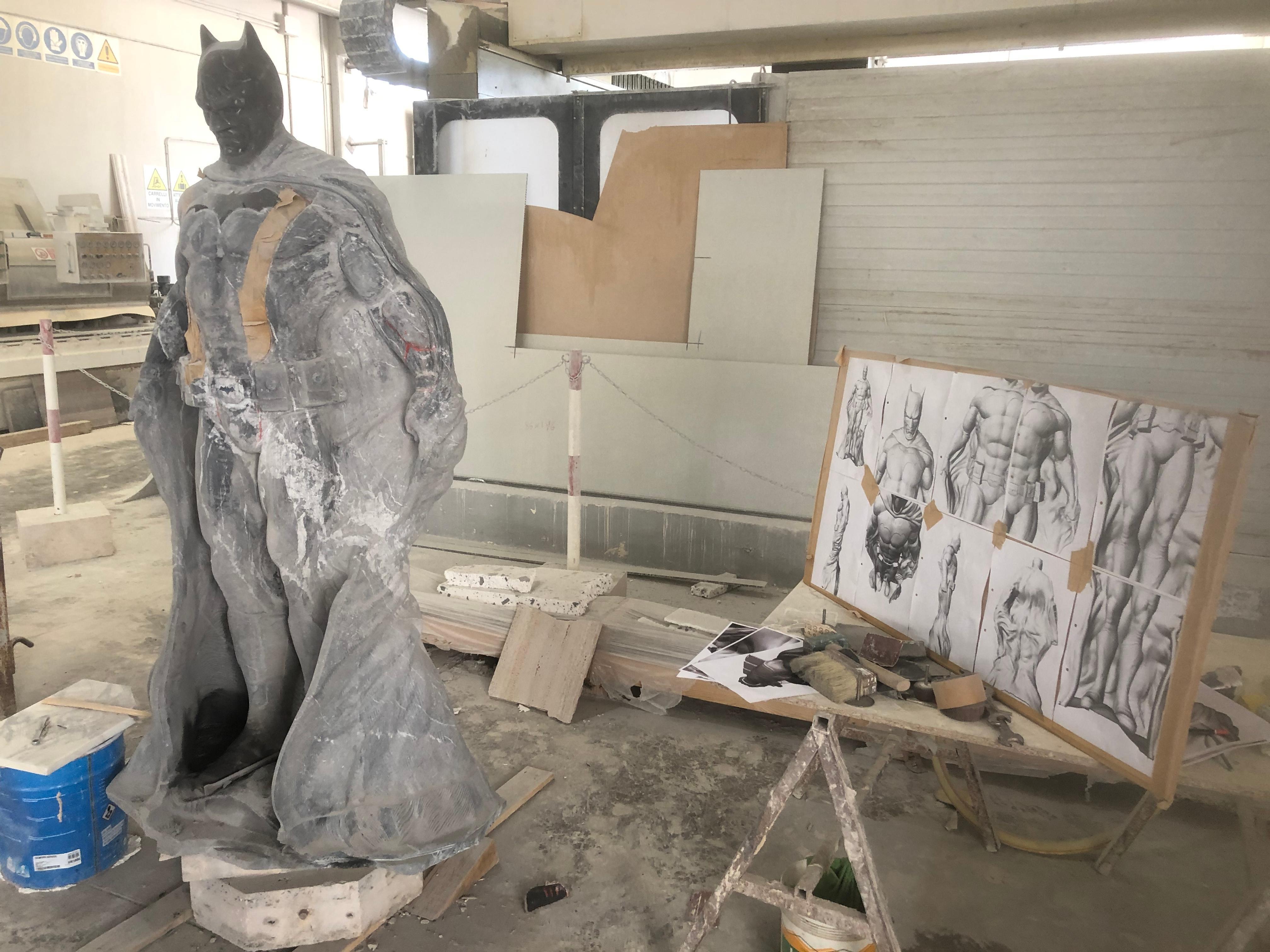 Batman, sculpture de hauteur naturelle en marbre noir Bon état - En vente à Tivoli Terme, Roma