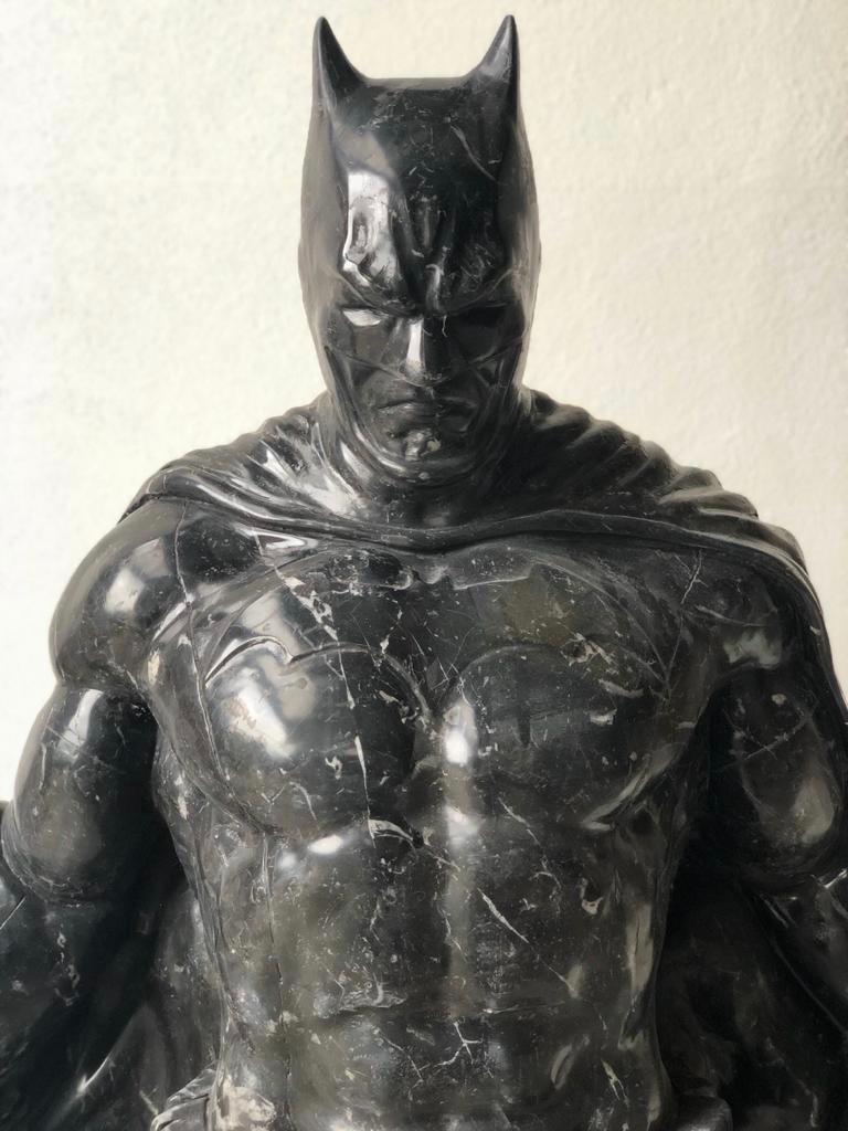 Moderne Batman, sculpture de hauteur naturelle en marbre noir en vente