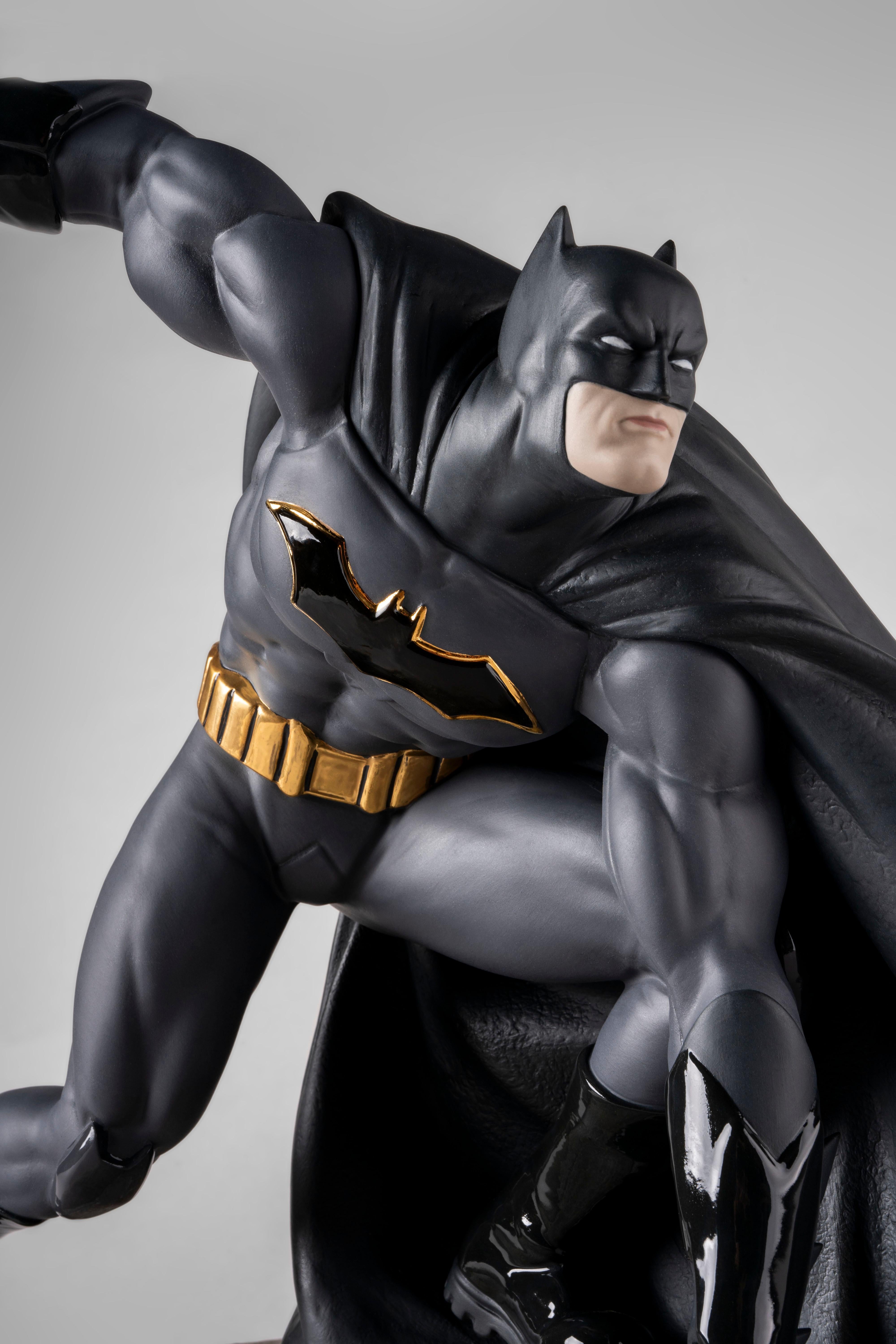 Scultura in porcellana che raffigura il mitico eroe di Gotham City. Serie limitata di 500 unità. Batman è, insieme a Superman, l'eroe contemporaneo per eccellenza. Dai fumetti ai film, senza dimenticare la TV, le sue avventure hanno alimentato le