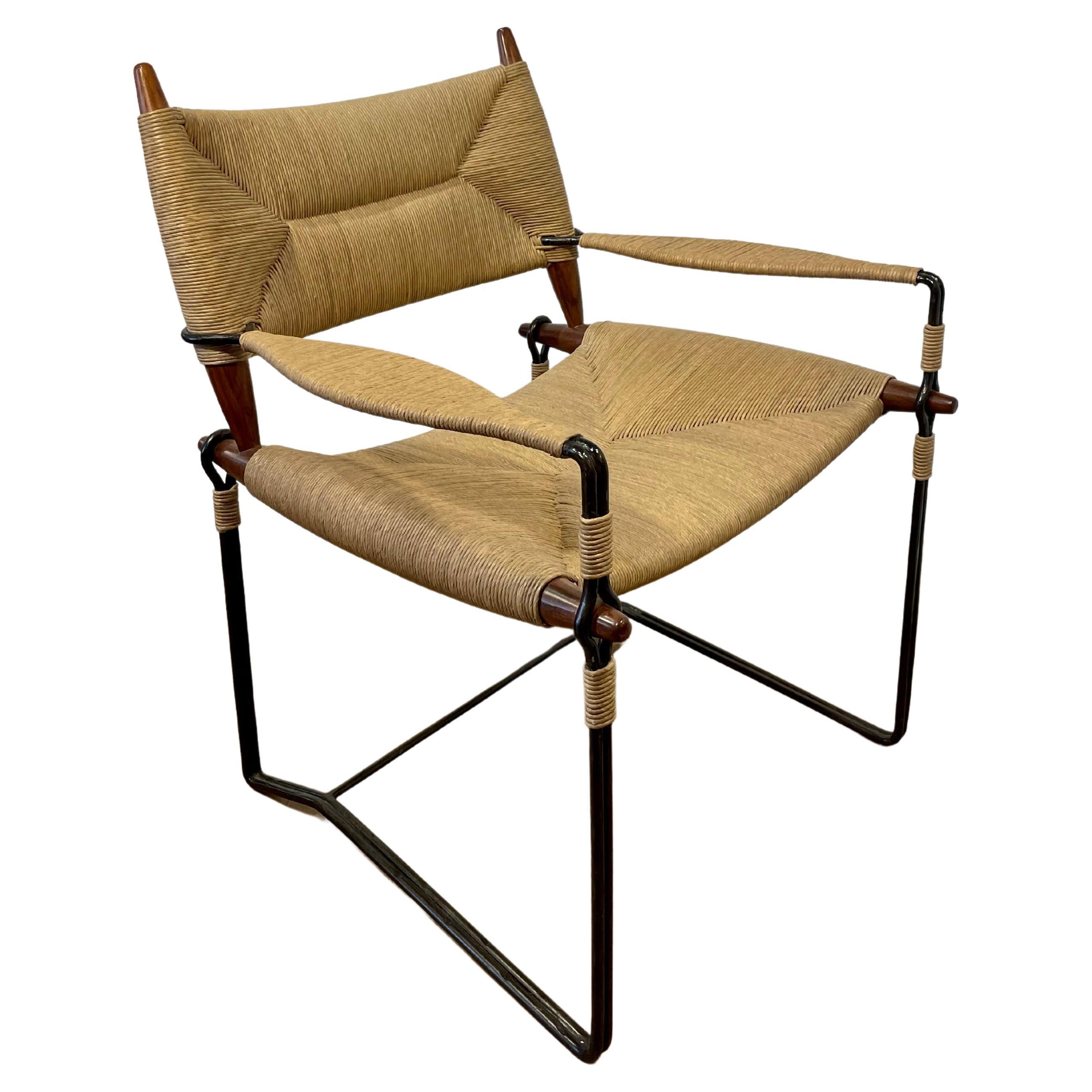 Der Baton Arm Chair ist ein architektonisches Prunkstück, bei dem geschwärzter Stahl und dänischer Cord zu einem modernen Schreibtischstuhl oder Beistellstuhl verschmelzen. Der Baton Arm Chair wurde mit viel Fingerspitzengefühl und Liebe zum Detail
