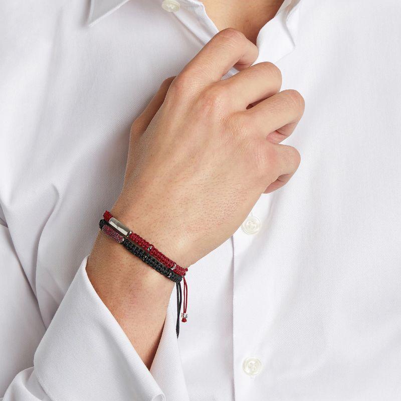 Uomo Bracciale Baton con rubino in macramè nero e argento rodiato, taglia S in vendita