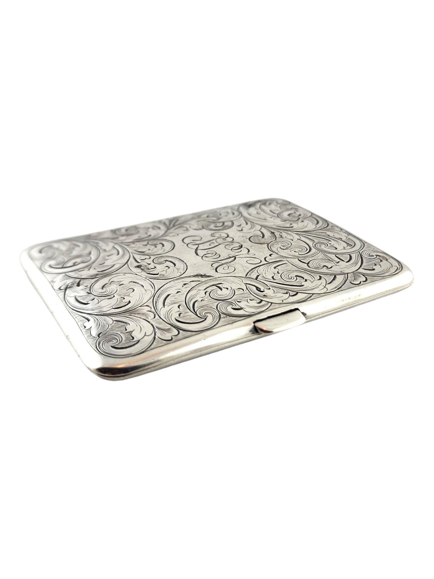 Portacarte in argento Battin & Co 1896-1922 

Questo fantastico portacarte di Battin & Co. del 1896-1922 è stato meticolosamente realizzato in argento sterling con splendidi dettagli e presenta la scritta 