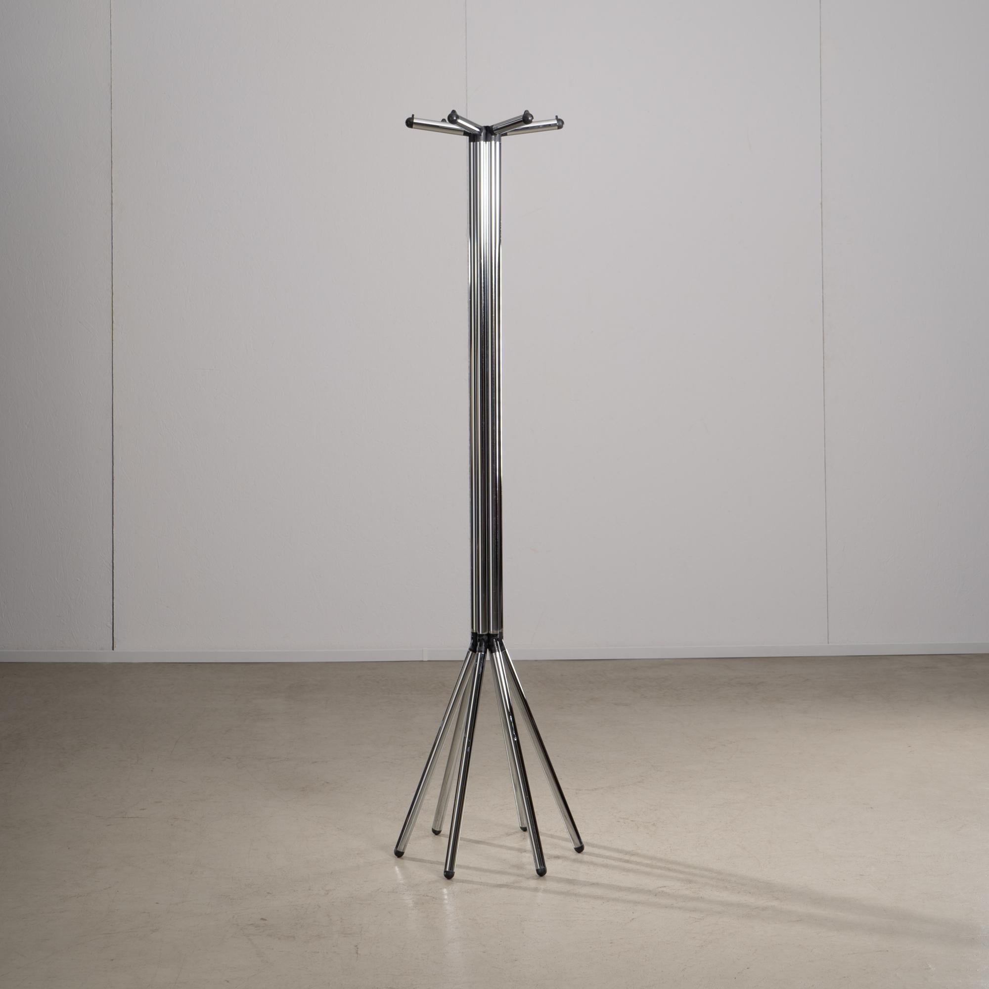 Diseñado por Giuseppe Raimondi para Skipper en 1982, el diseño elegante y moderno del perchero Battista lo convierte en un complemento elegante y funcional para cualquier hogar u oficina. Su construcción de acero cromado no sólo proporciona