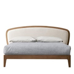 Cama Battlò de madera de nogal Canaletto con tapicería de lino