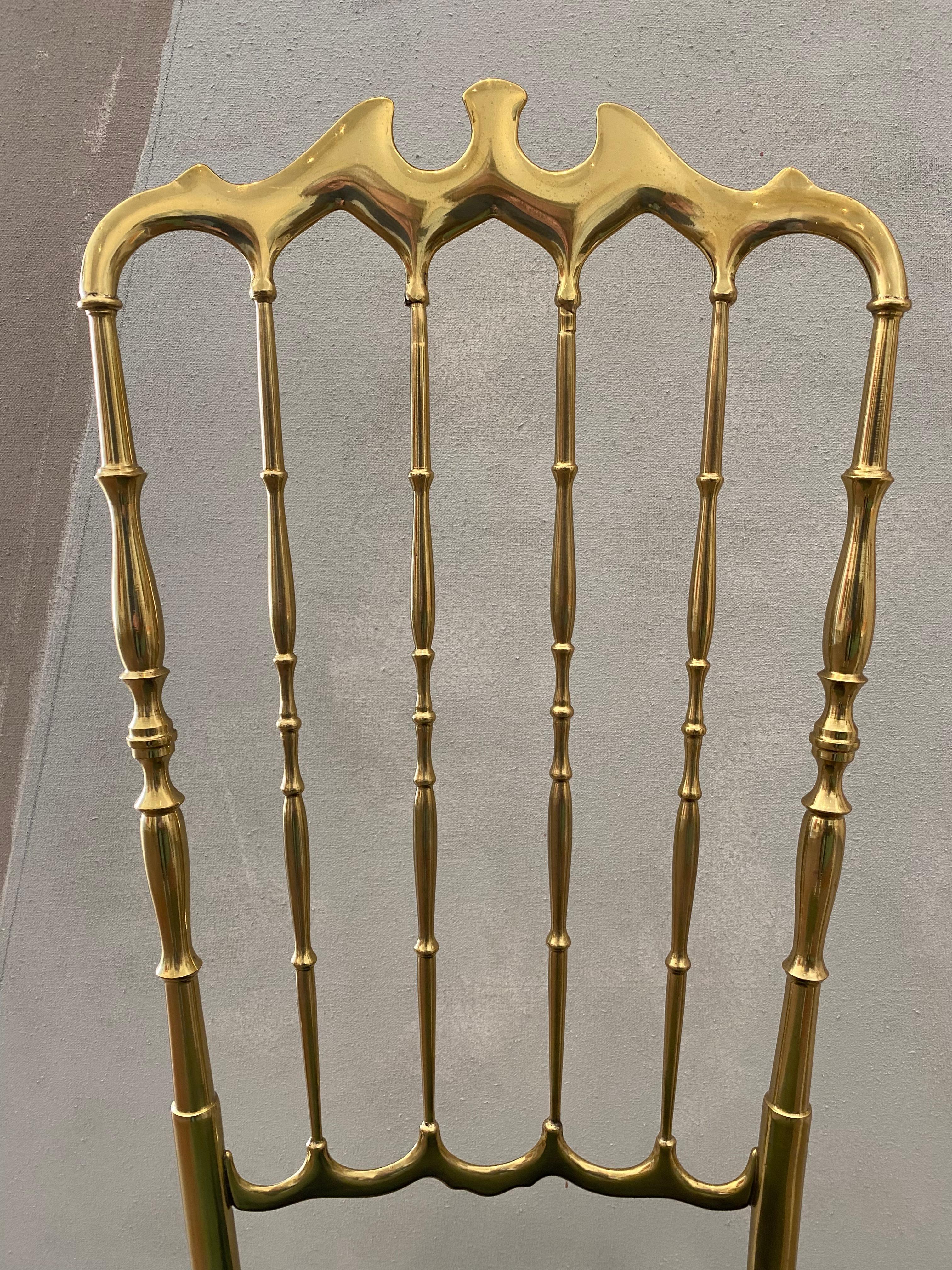 Uno splendido esempio di ottone dello stile Chiavari, sviluppato per la prima volta nella città costiera di Chiavari, a sud di Milano, in Italia. 

Questo particolare esemplare è in condizioni eccellenti, con un bel restauro recente della
