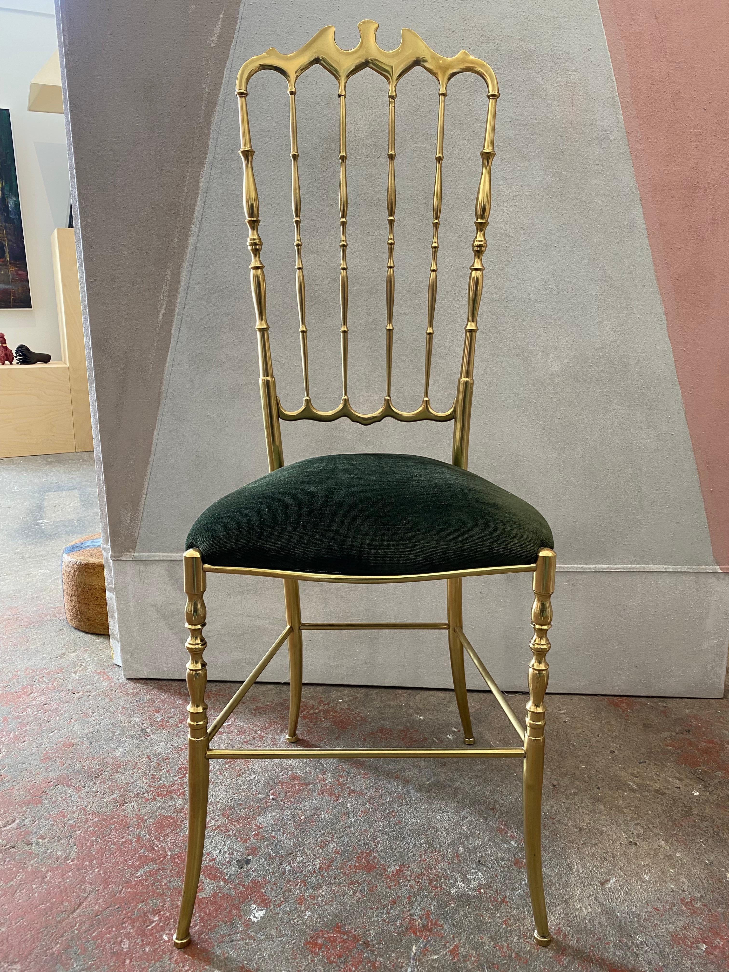 Mid-Century moderno Sedia Chiavari in ottone a forma di pipistrello Velluto verde gotico anni '60 in vendita