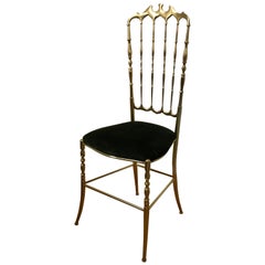 Chaise Chiavari gothique vert batwing laiton des années 1960