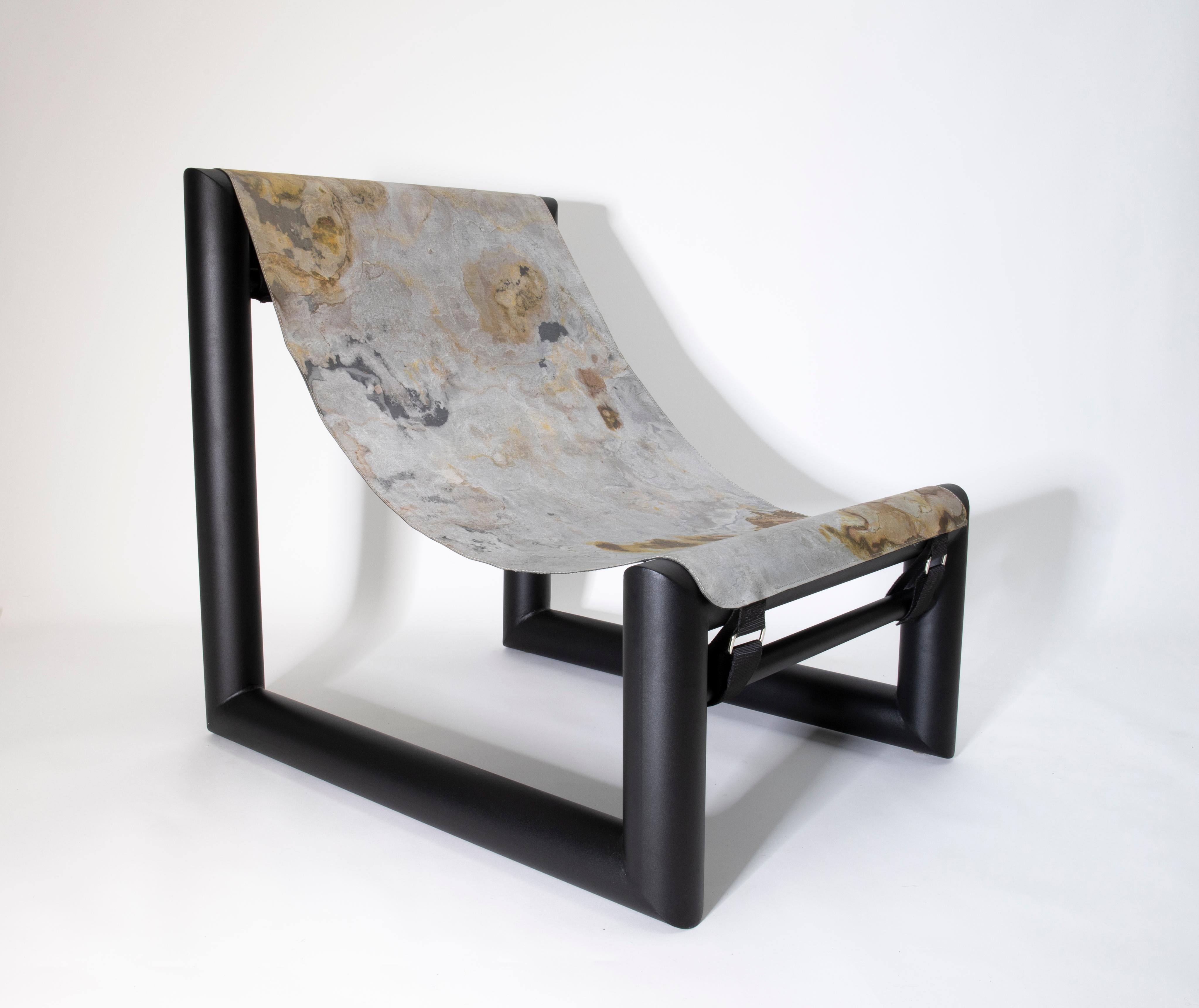 Bau rouge is a lounge chair inspired by the warm and long layers of rocks along the shores of the Mediterranean sea, on the «Côte d’Azur» and on which it is quite pleasant to lay down after a fresh bath.
The chair is produced in limited edition of