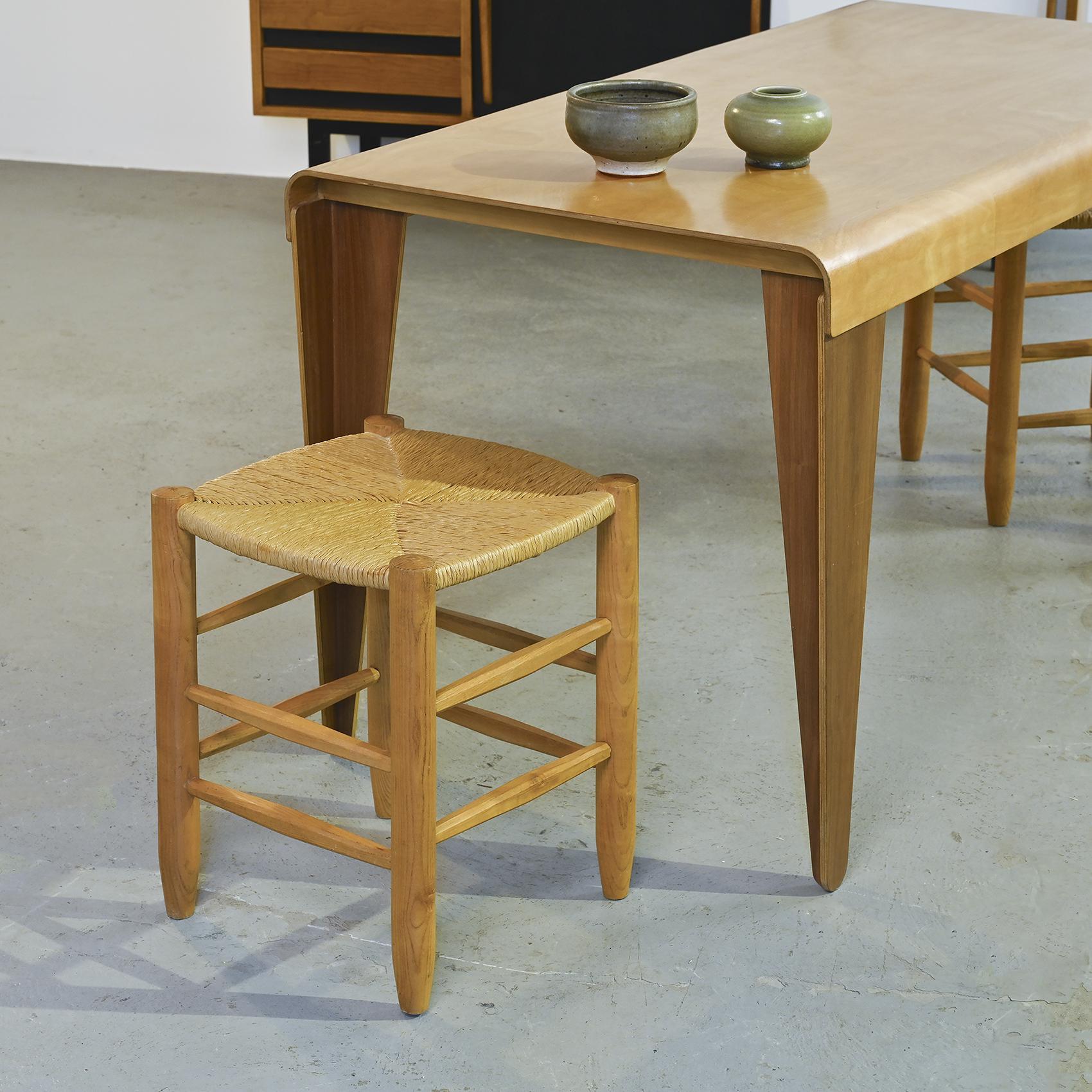 Diseñados en los años 50 por Charlotte Perriand, estos dos taburetes pertenecen al modelo Bauche n°19, editado por Steph Simon. La estructura de fresno macizo presenta cuatro patas redondeadas unidas por camillas, que sostienen un asiento de paja