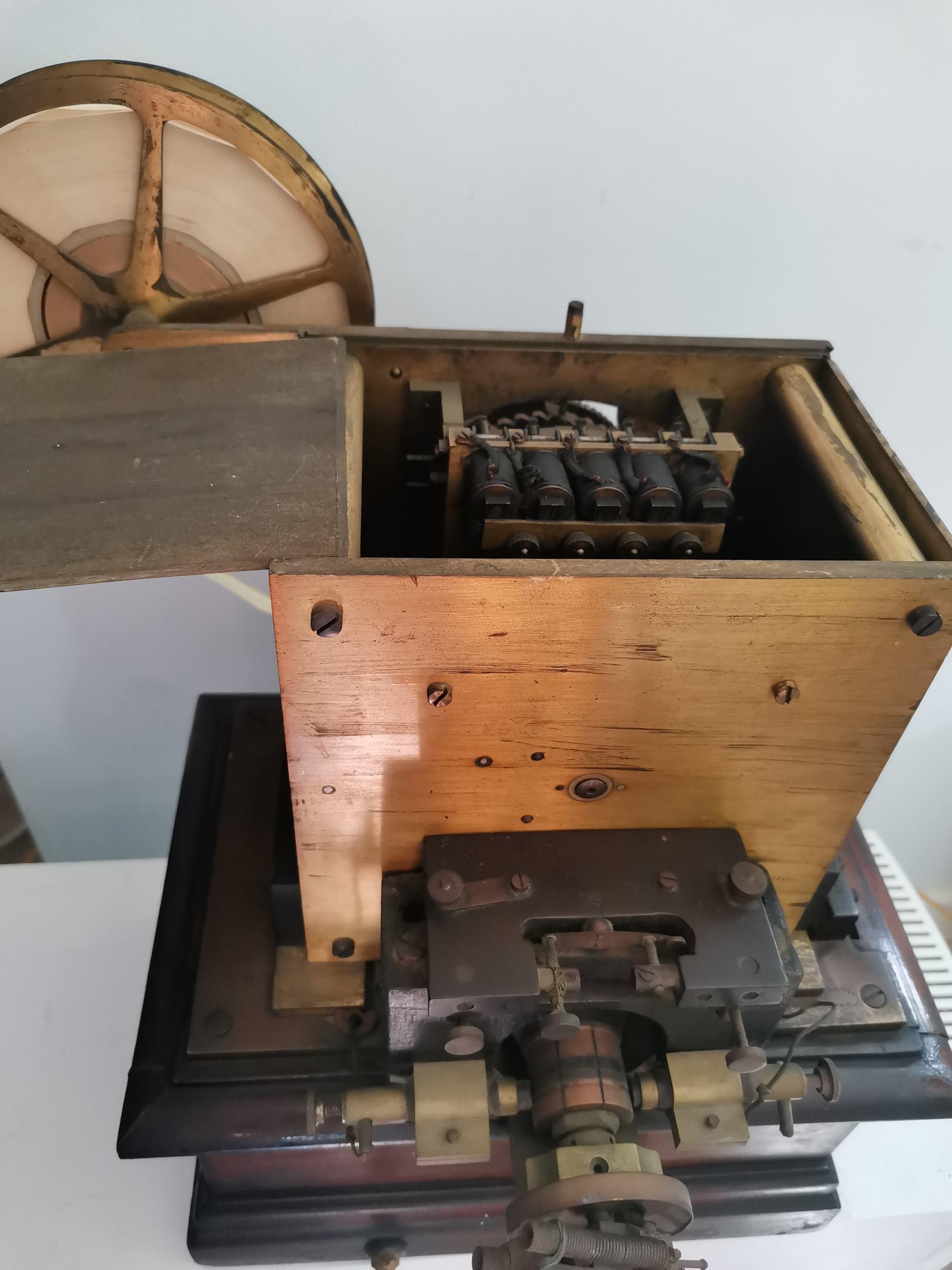 Baudot Multiple-Impression Telegraph, c. 1900 Manufactured by J Carpentier Paris In Good Condition For Sale In Madrid, ES