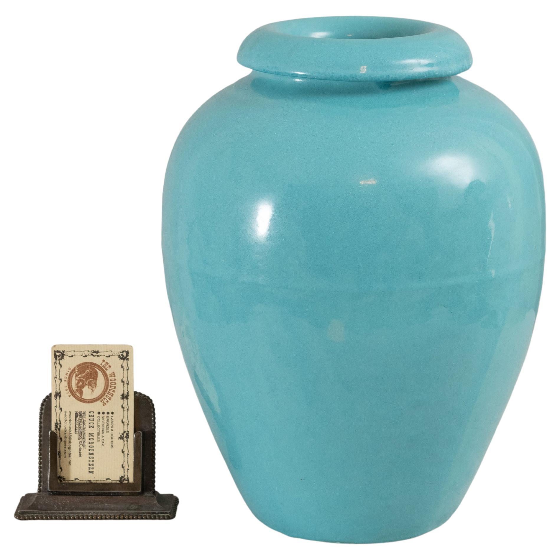  Cette jarre à huile de Bauer Co., richement colorée, est un excellent complément à toute maison. Bauer a été en activité de la fin des années 1880 jusqu'aux années 1960. L'entreprise a quitté le Kentucky pour s'installer en Californie en 1910. Au