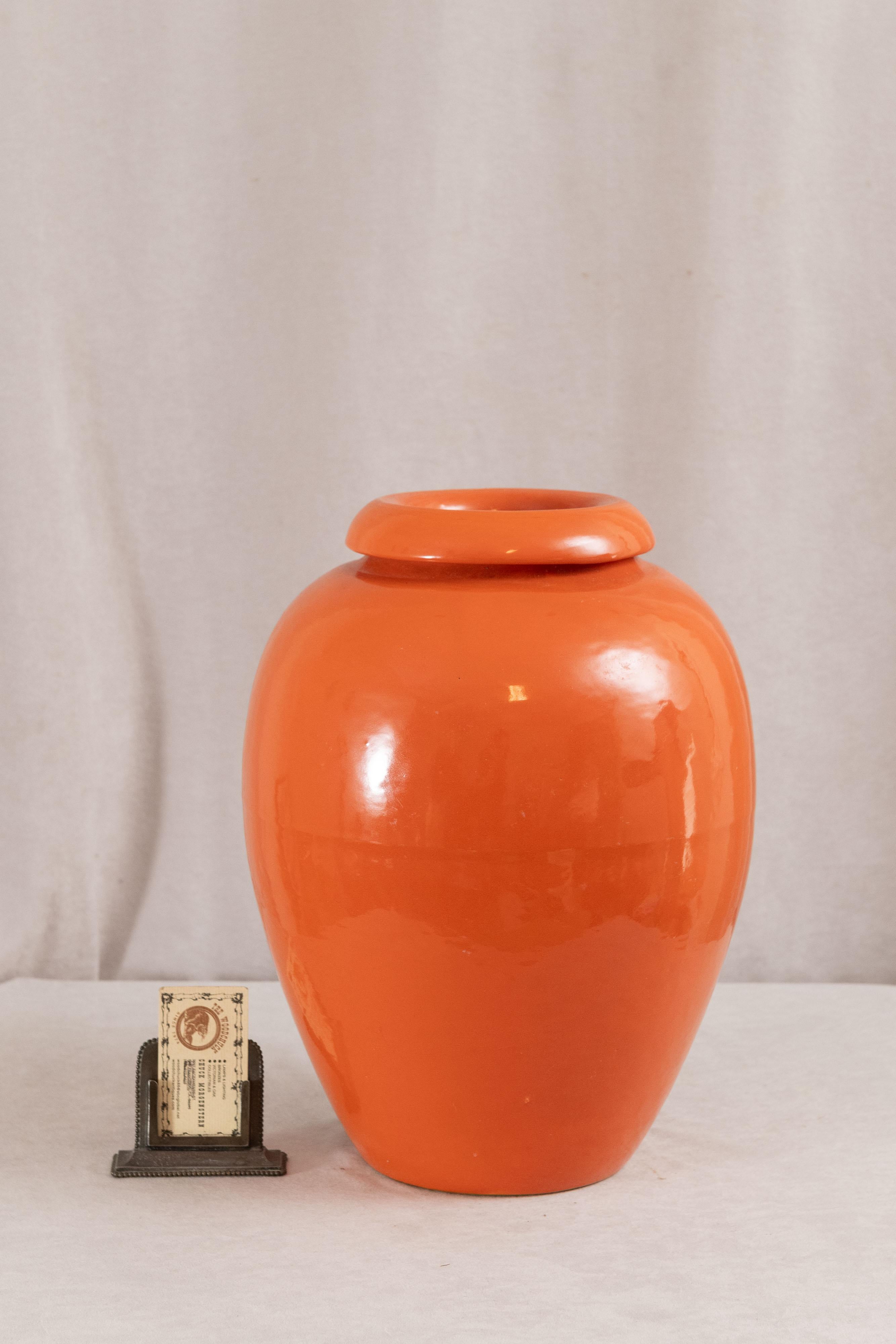  Esta aceitera Bauer Co. de ricos colores es un gran complemento para cualquier hogar. Bauer estuvo en activo desde finales de la década de 1880 hasta la de 1960. La empresa se trasladó de Kentucky a California en 1910. En plena moda de la cerámica