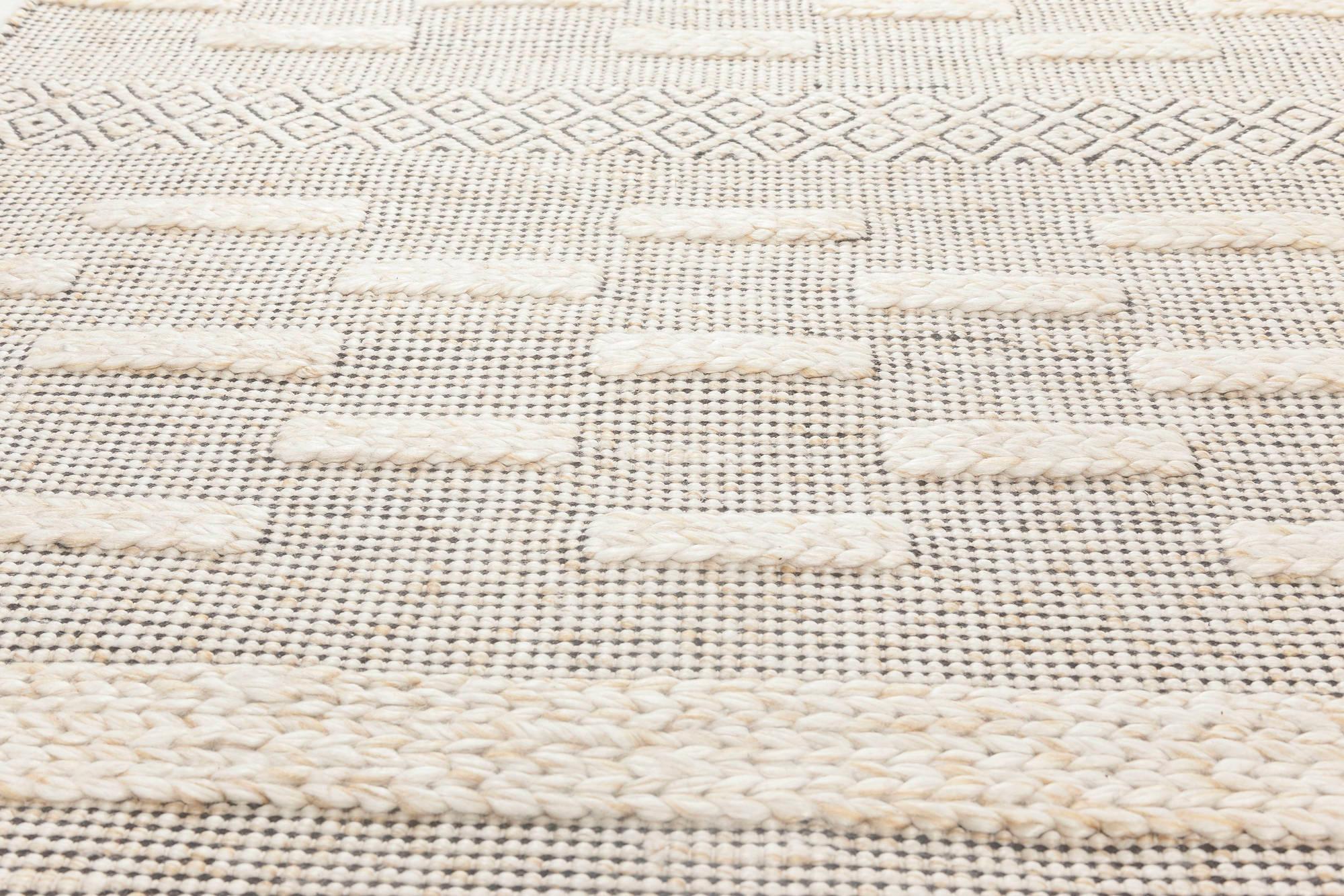 Bauer Kollektion Geometrisch Beige Schwarz Handgefertigte Wolle von Teppich Doris Leslie Blau (Indisch) im Angebot